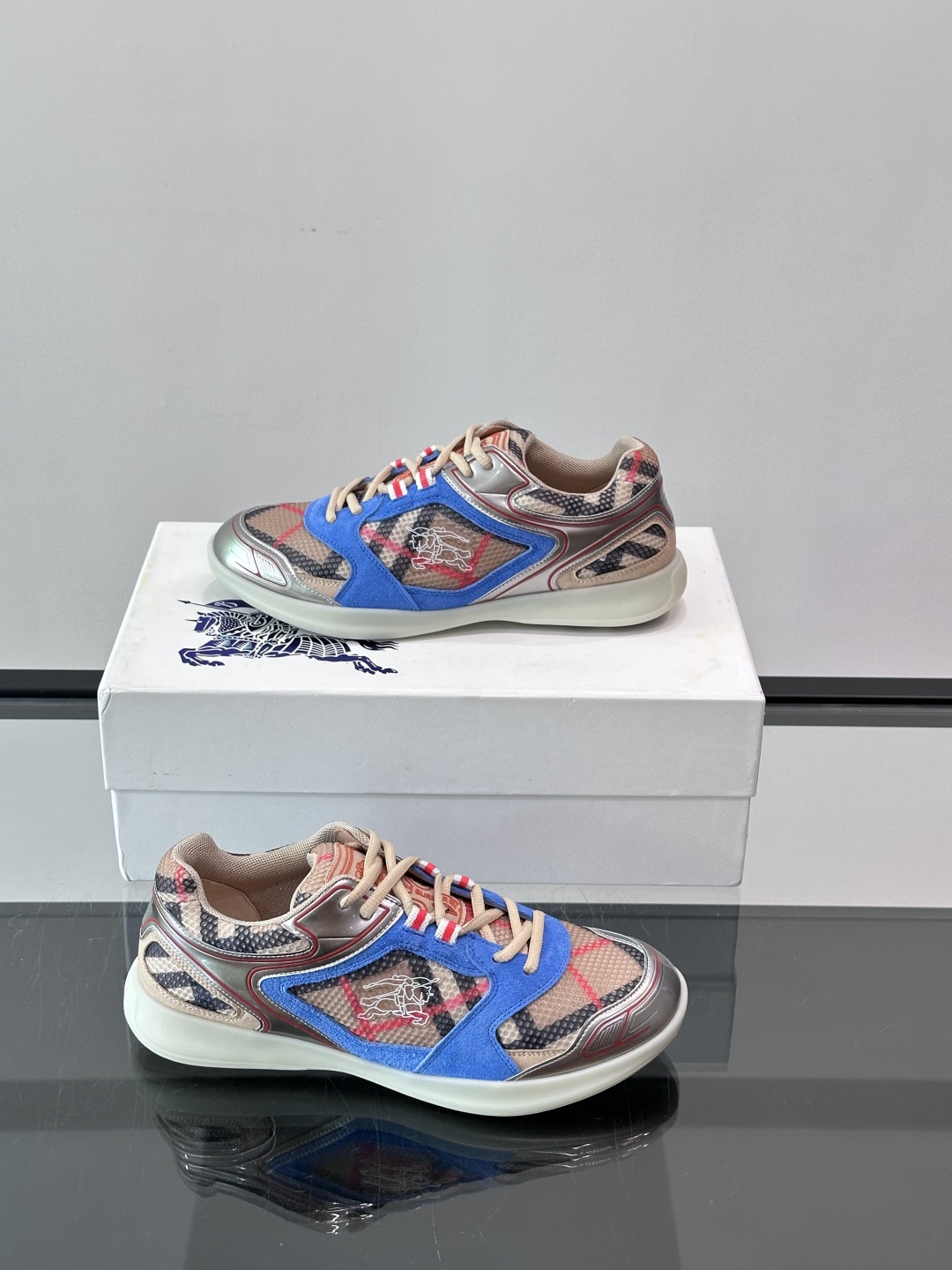 Burberry Matrix鞋款👟经典格纹混搭拼接设计，复古又时髦。上脚直接增高显腿细， 穿着非常适合