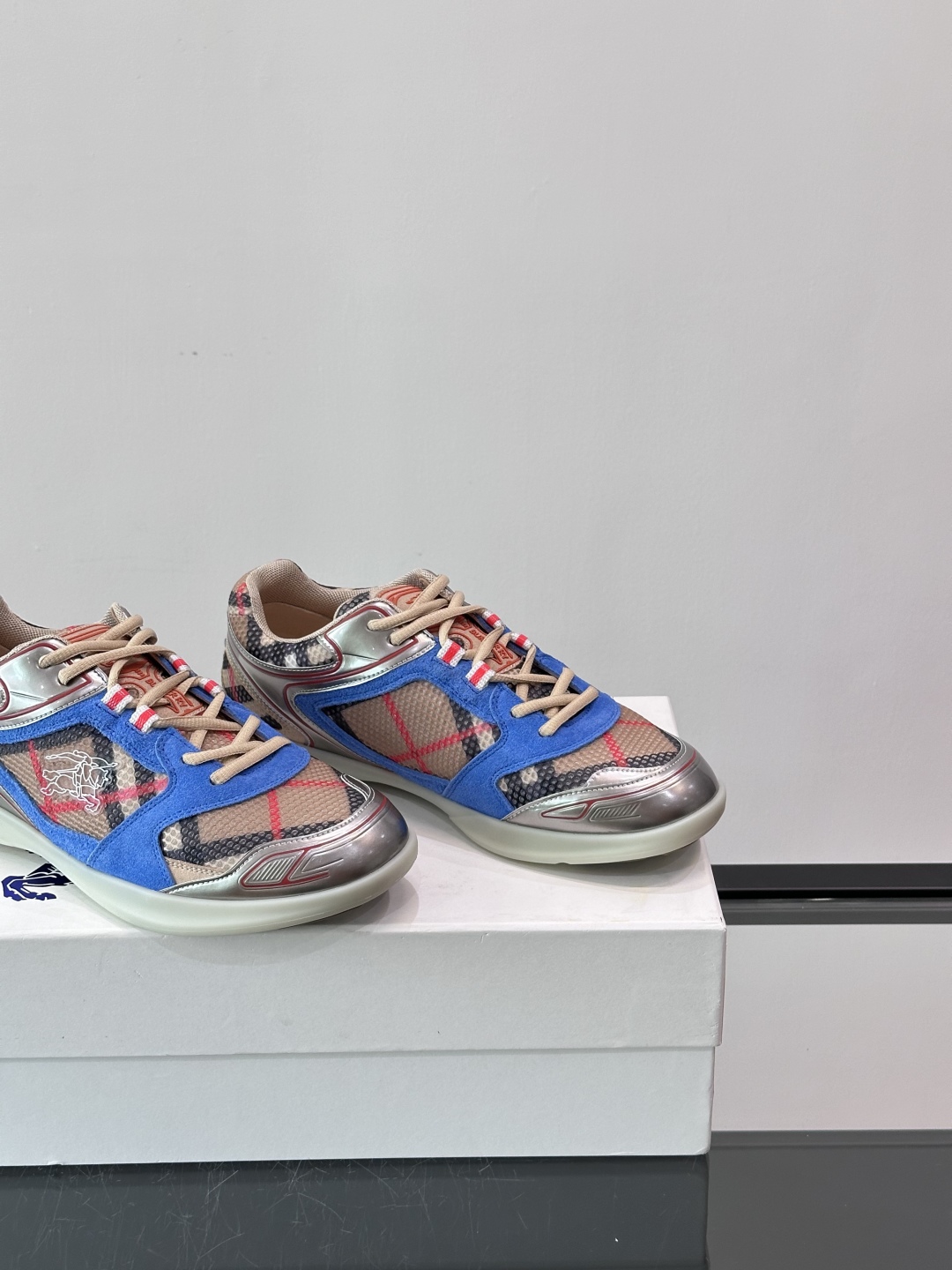 Burberry Matrix鞋款👟经典格纹混搭拼接设计，复古又时髦。上脚直接增高显腿细， 穿着非常适合