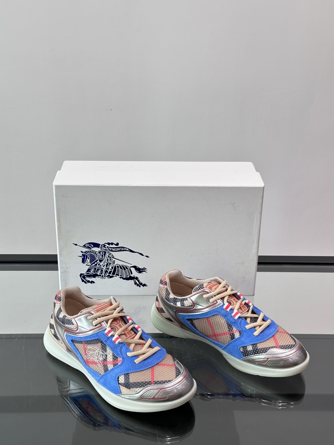 Burberry Matrix鞋款👟经典格纹混搭拼接设计，复古又时髦。上脚直接增高显腿细， 穿着非常适合