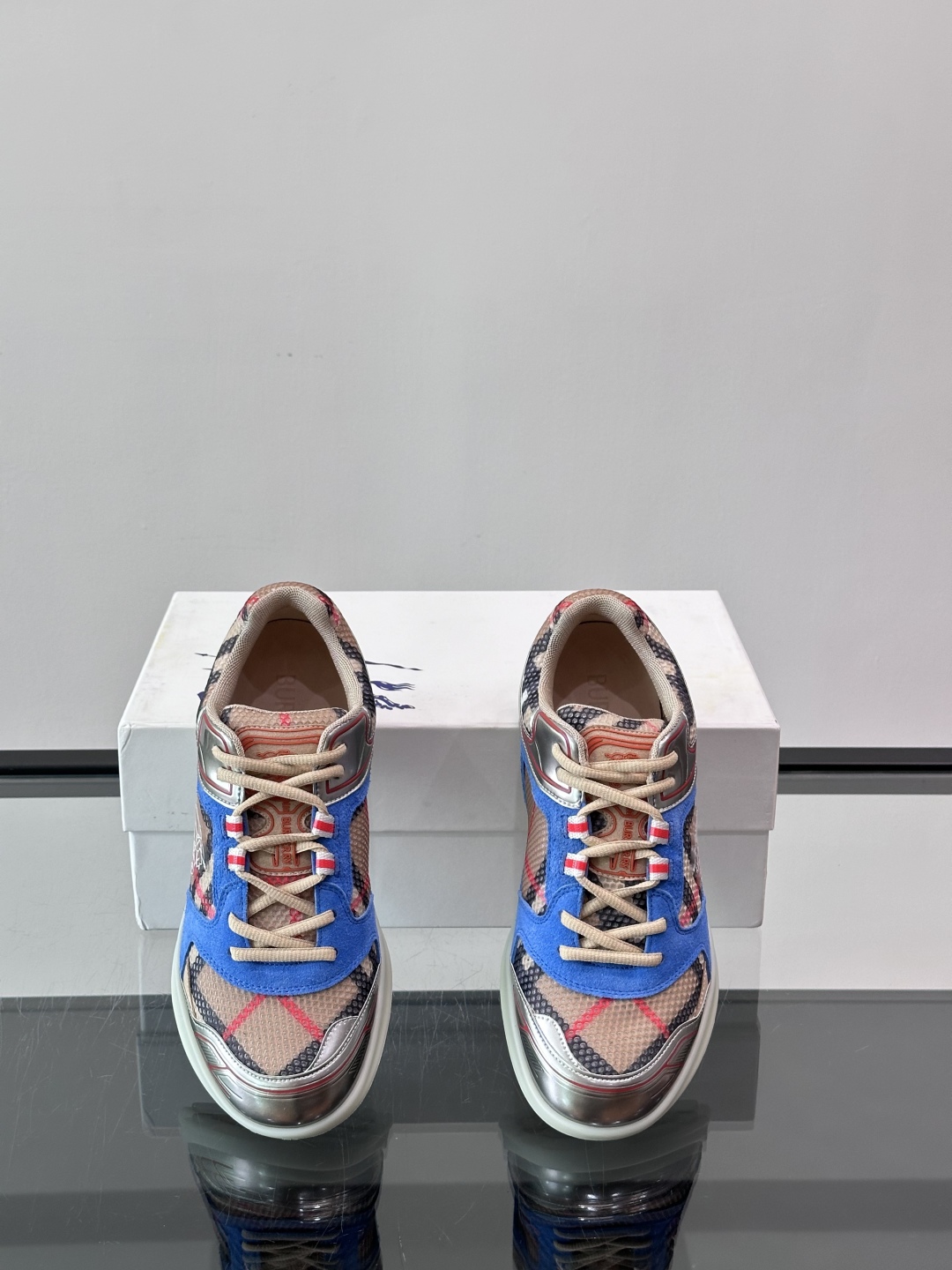 Burberry Matrix鞋款👟经典格纹混搭拼接设计，复古又时髦。上脚直接增高显腿细， 穿着非常适合