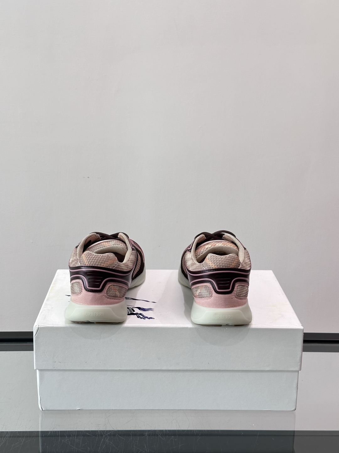 Burberry Matrix鞋款👟经典格纹混搭拼接设计，复古又时髦。上脚直接增高显腿细， 穿着非常适合