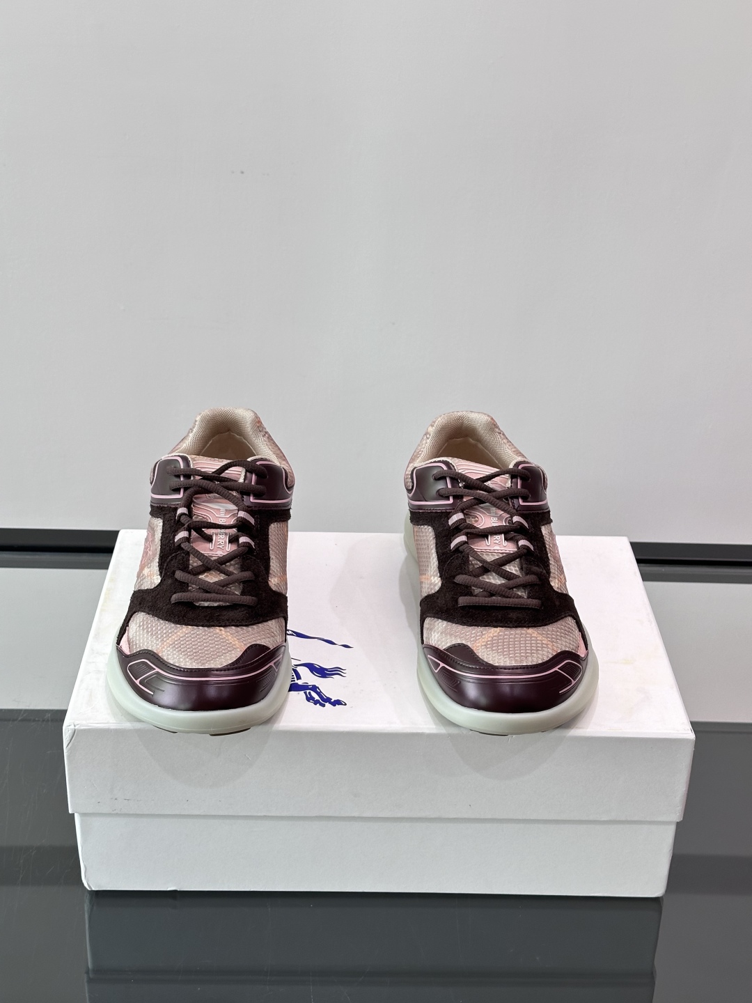 Burberry Matrix鞋款👟经典格纹混搭拼接设计，复古又时髦。上脚直接增高显腿细， 穿着非常适合