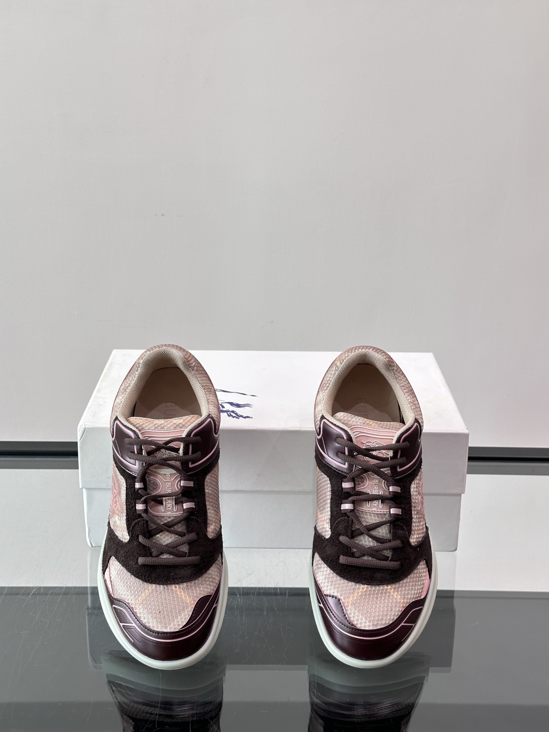 Burberry Matrix鞋款👟经典格纹混搭拼接设计，复古又时髦。上脚直接增高显腿细， 穿着非常适合