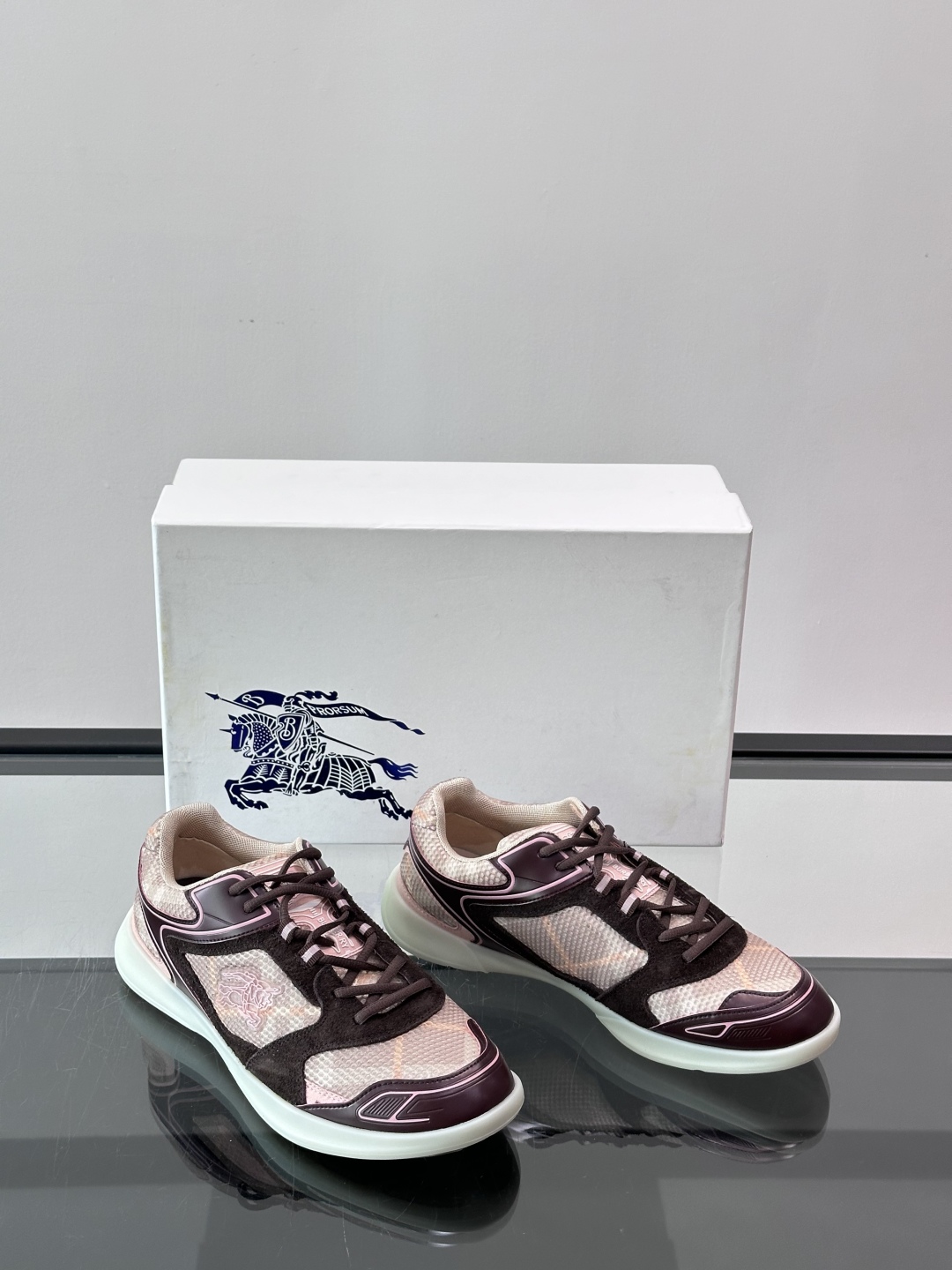 Burberry Matrix鞋款👟经典格纹混搭拼接设计，复古又时髦。上脚直接增高显腿细， 穿着非常适合