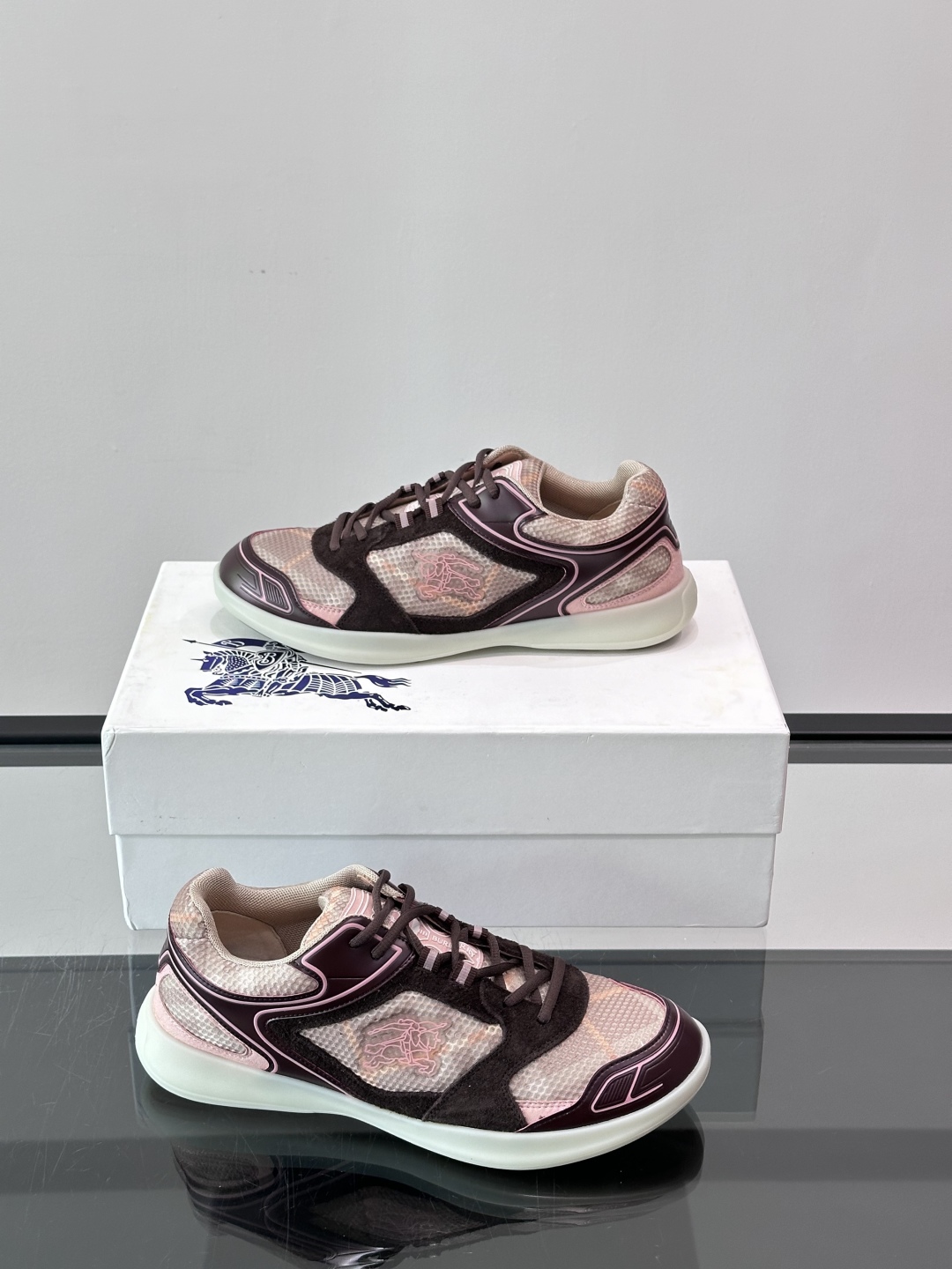 Burberry Matrix鞋款👟经典格纹混搭拼接设计，复古又时髦。上脚直接增高显腿细， 穿着非常适合