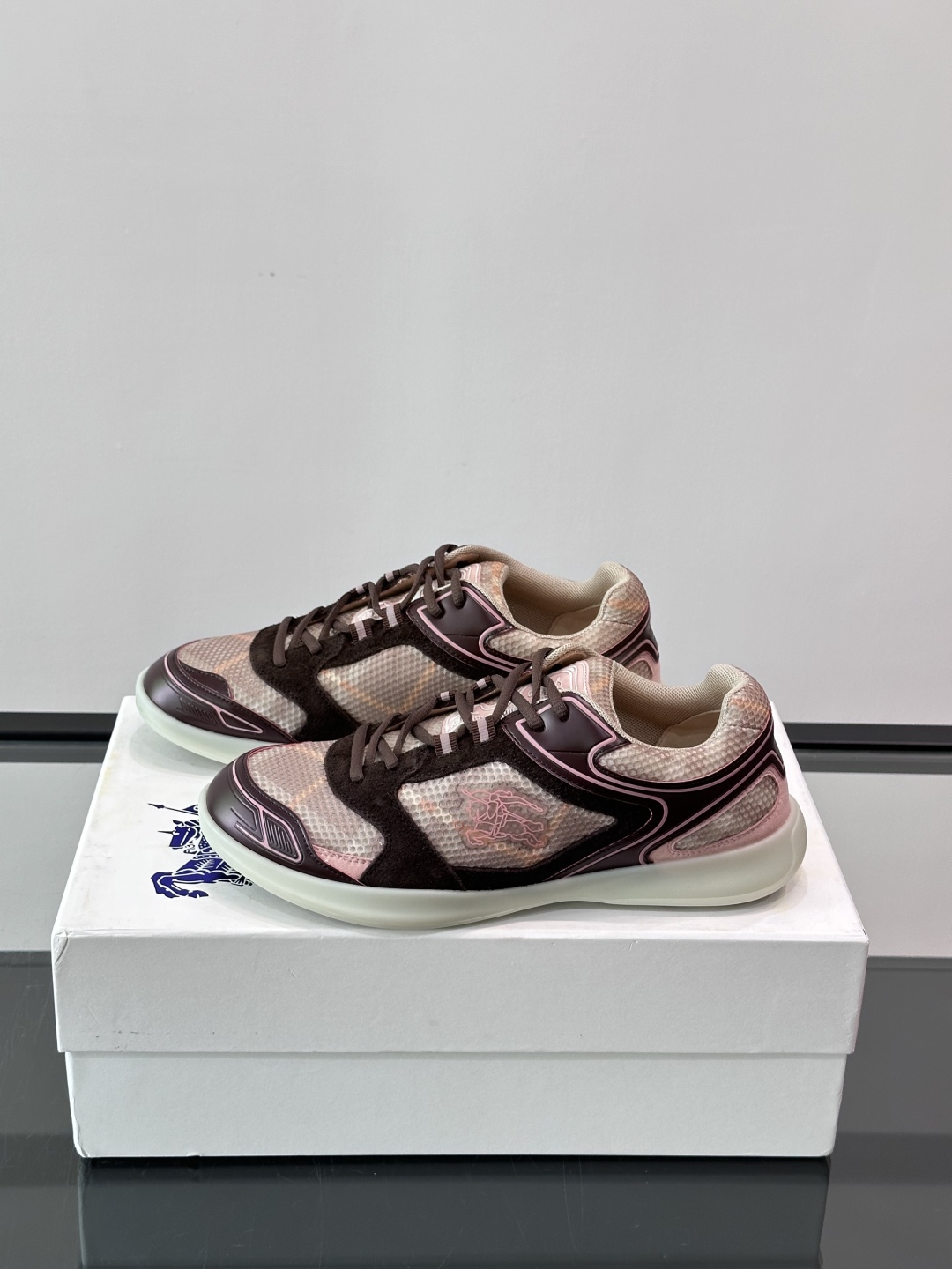 Burberry Matrix鞋款👟经典格纹混搭拼接设计，复古又时髦。上脚直接增高显腿细， 穿着非常适合
