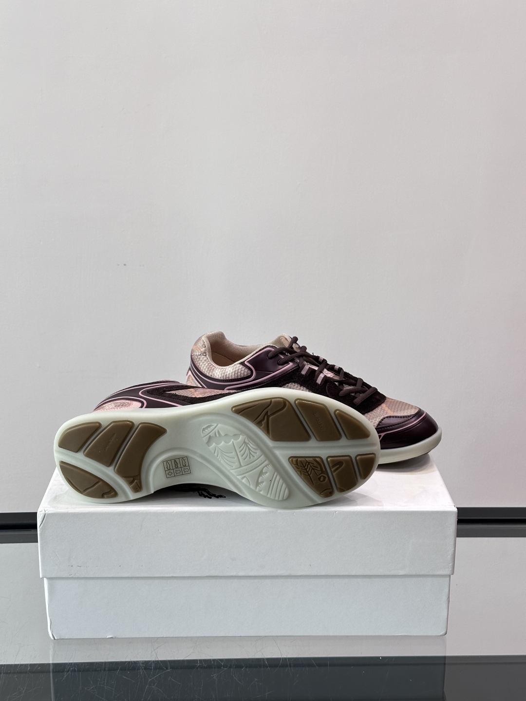 Burberry Matrix鞋款👟经典格纹混搭拼接设计，复古又时髦。上脚直接增高显腿细， 穿着非常适合