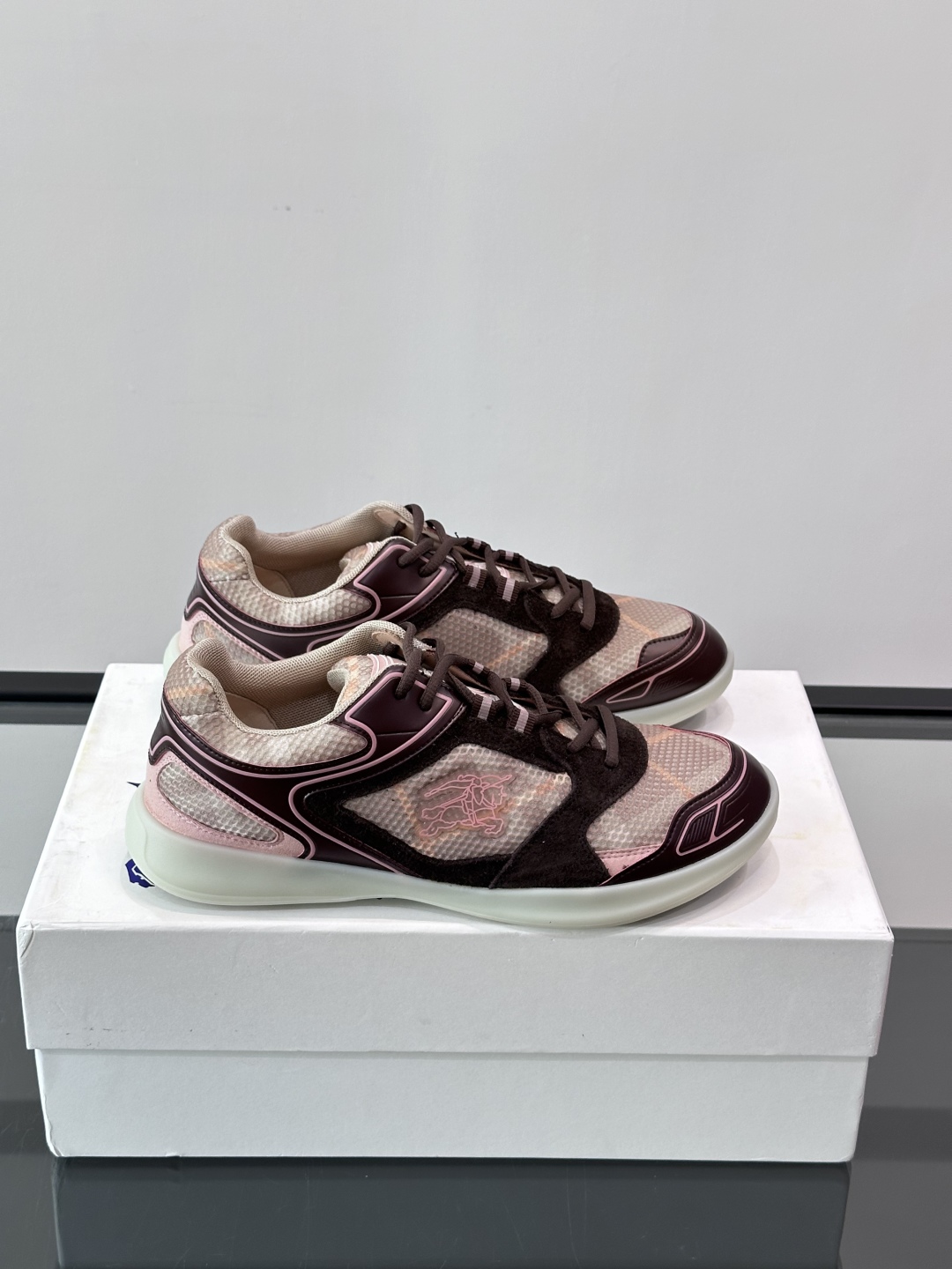 Burberry Matrix鞋款👟经典格纹混搭拼接设计，复古又时髦。上脚直接增高显腿细， 穿着非常适合