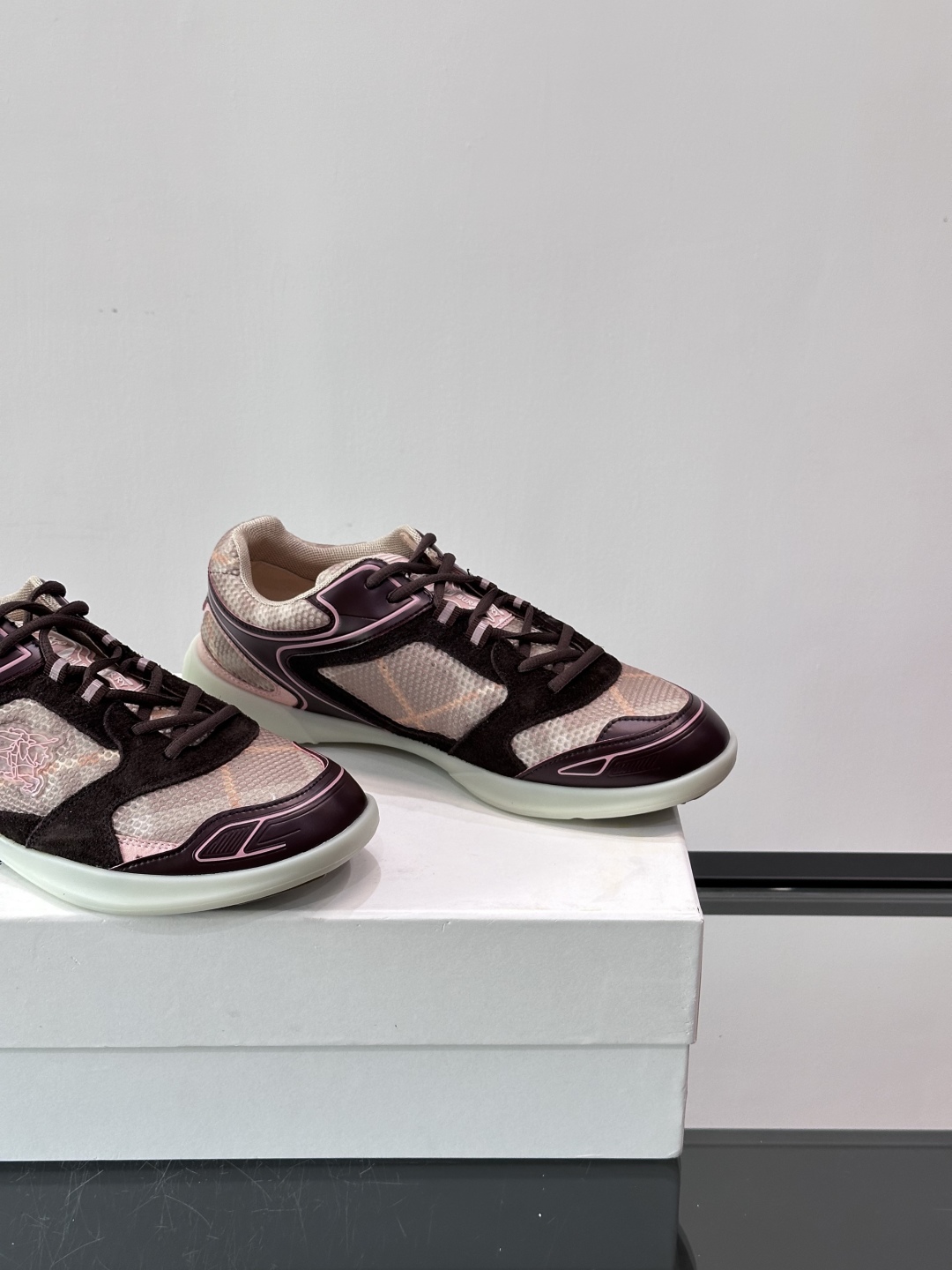 Burberry Matrix鞋款👟经典格纹混搭拼接设计，复古又时髦。上脚直接增高显腿细， 穿着非常适合