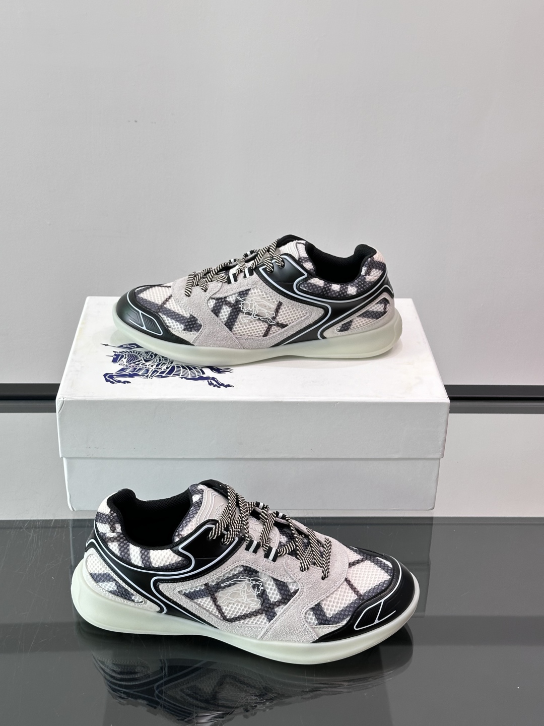 Burberry Matrix鞋款👟经典格纹混搭拼接设计，复古又时髦。上脚直接增高显腿细， 穿着非常适合