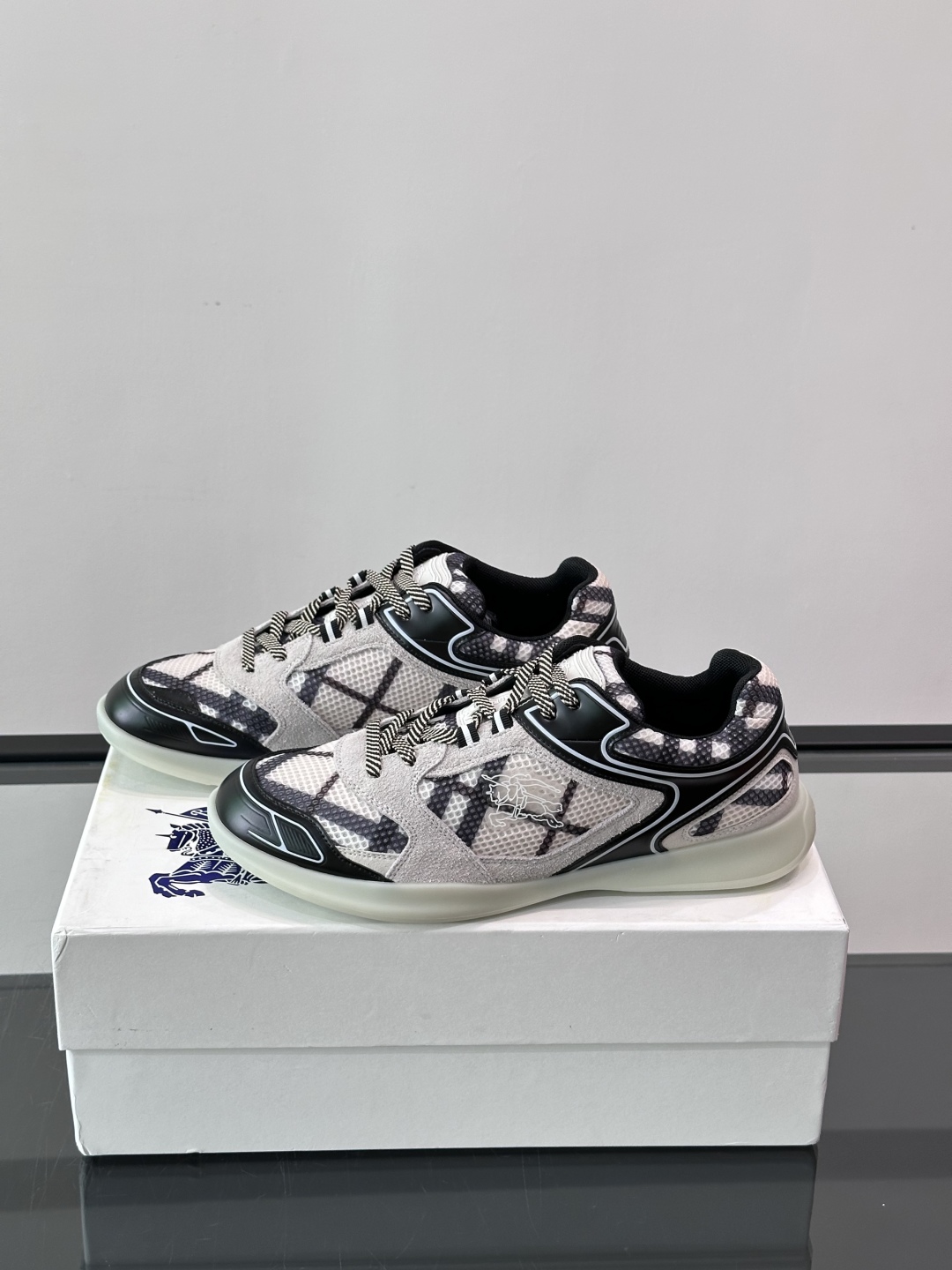 Burberry Matrix鞋款👟经典格纹混搭拼接设计，复古又时髦。上脚直接增高显腿细， 穿着非常适合