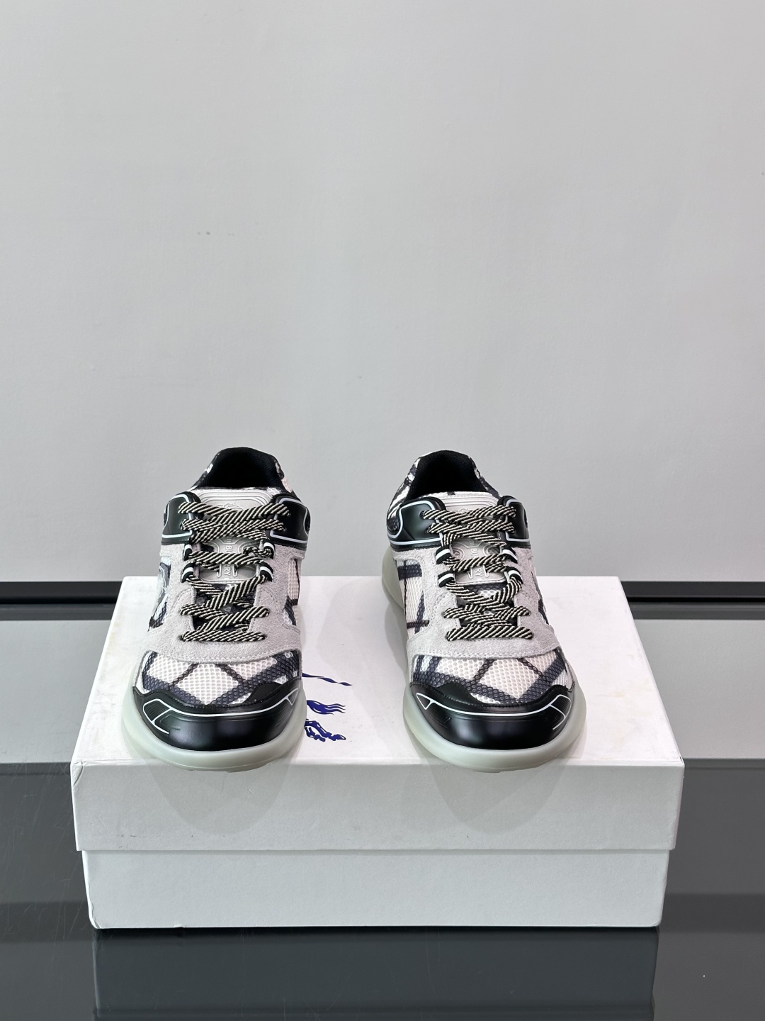 Burberry Matrix鞋款👟经典格纹混搭拼接设计，复古又时髦。上脚直接增高显腿细， 穿着非常适合