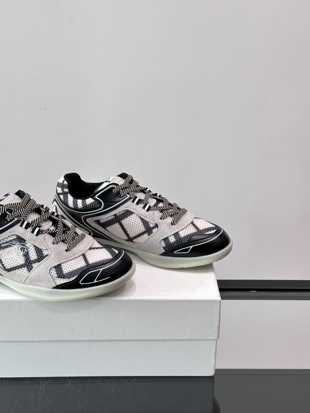 Burberry Matrix鞋款👟经典格纹混搭拼接设计，复古又时髦。上脚直接增高显腿细， 穿着非常适合