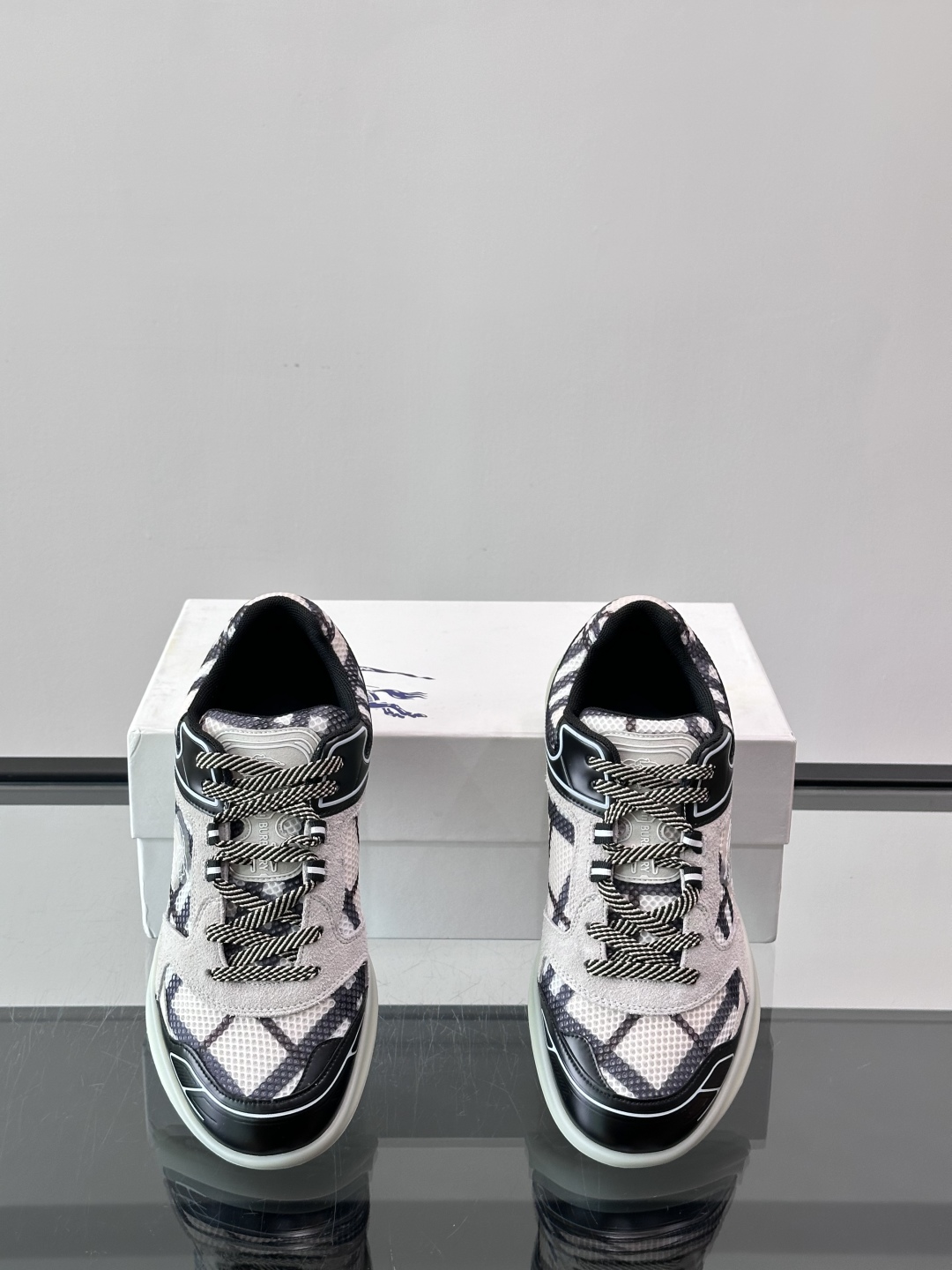 Burberry Matrix鞋款👟经典格纹混搭拼接设计，复古又时髦。上脚直接增高显腿细， 穿着非常适合