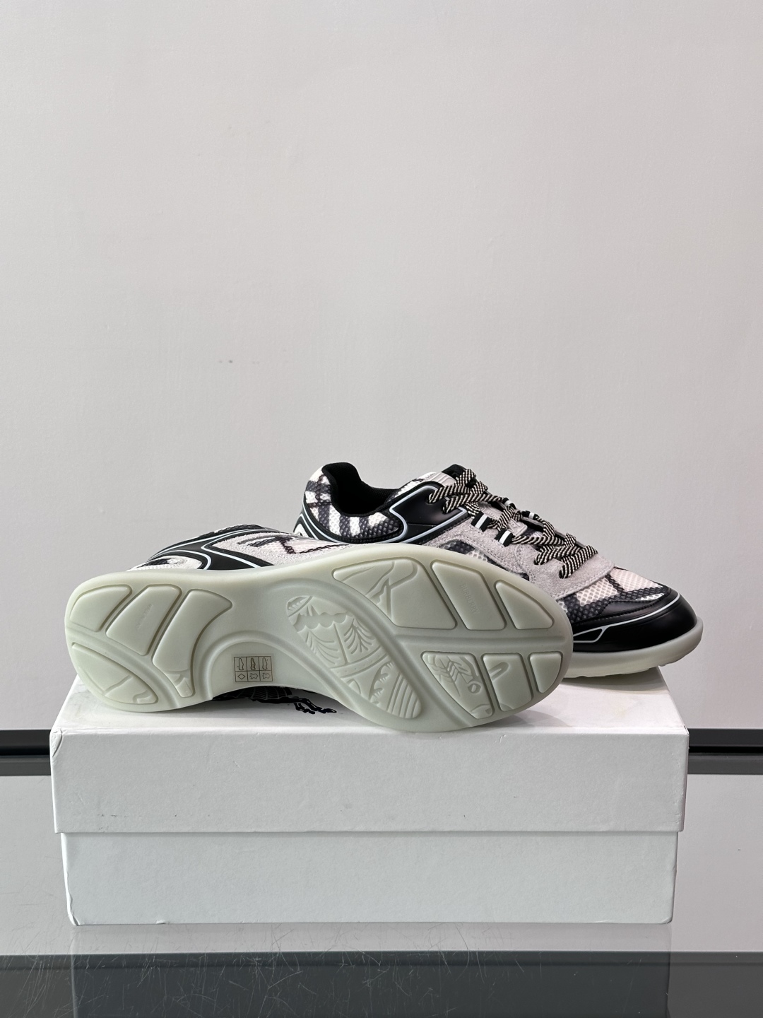 Burberry Matrix鞋款👟经典格纹混搭拼接设计，复古又时髦。上脚直接增高显腿细， 穿着非常适合
