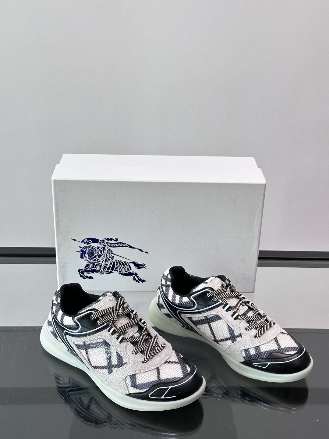 Burberry Matrix鞋款👟经典格纹混搭拼接设计，复古又时髦。上脚直接增高显腿细， 穿着非常适合