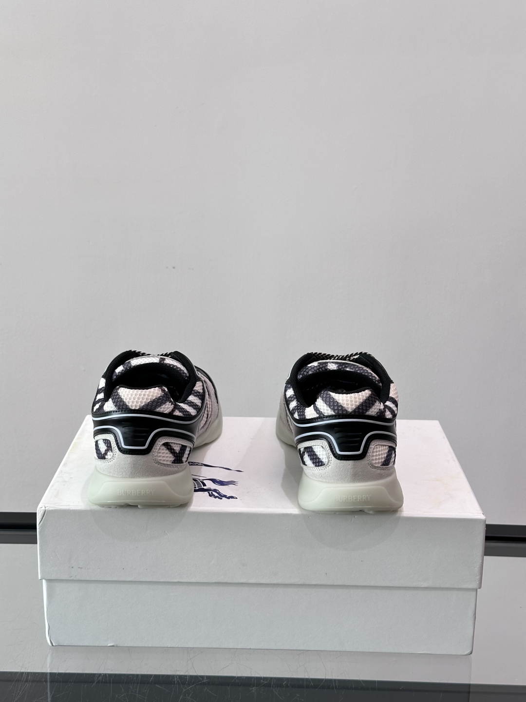 Burberry Matrix鞋款👟经典格纹混搭拼接设计，复古又时髦。上脚直接增高显腿细， 穿着非常适合