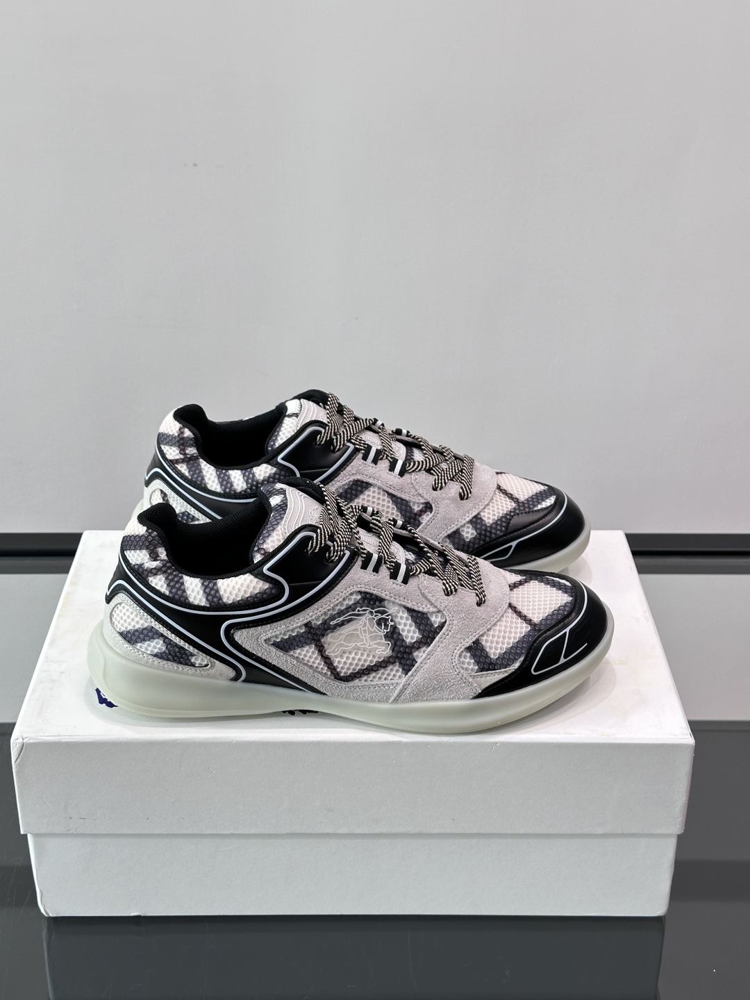 Burberry Matrix鞋款👟经典格纹混搭拼接设计，复古又时髦。上脚直接增高显腿细， 穿着非常适合