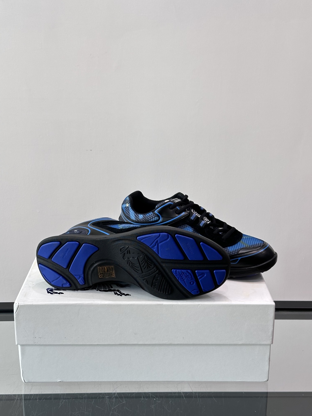 Burberry Matrix鞋款👟经典格纹混搭拼接设计，复古又时髦。上脚直接增高显腿细， 穿着非常适合
