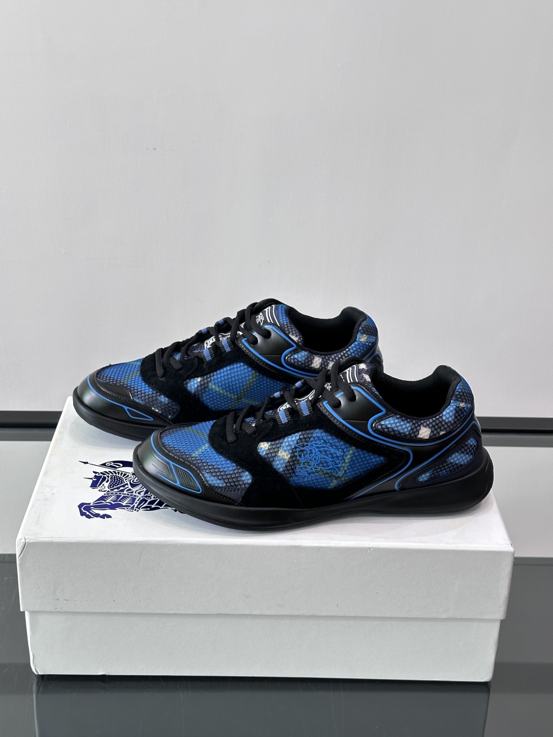 Burberry Matrix鞋款👟经典格纹混搭拼接设计，复古又时髦。上脚直接增高显腿细， 穿着非常适合