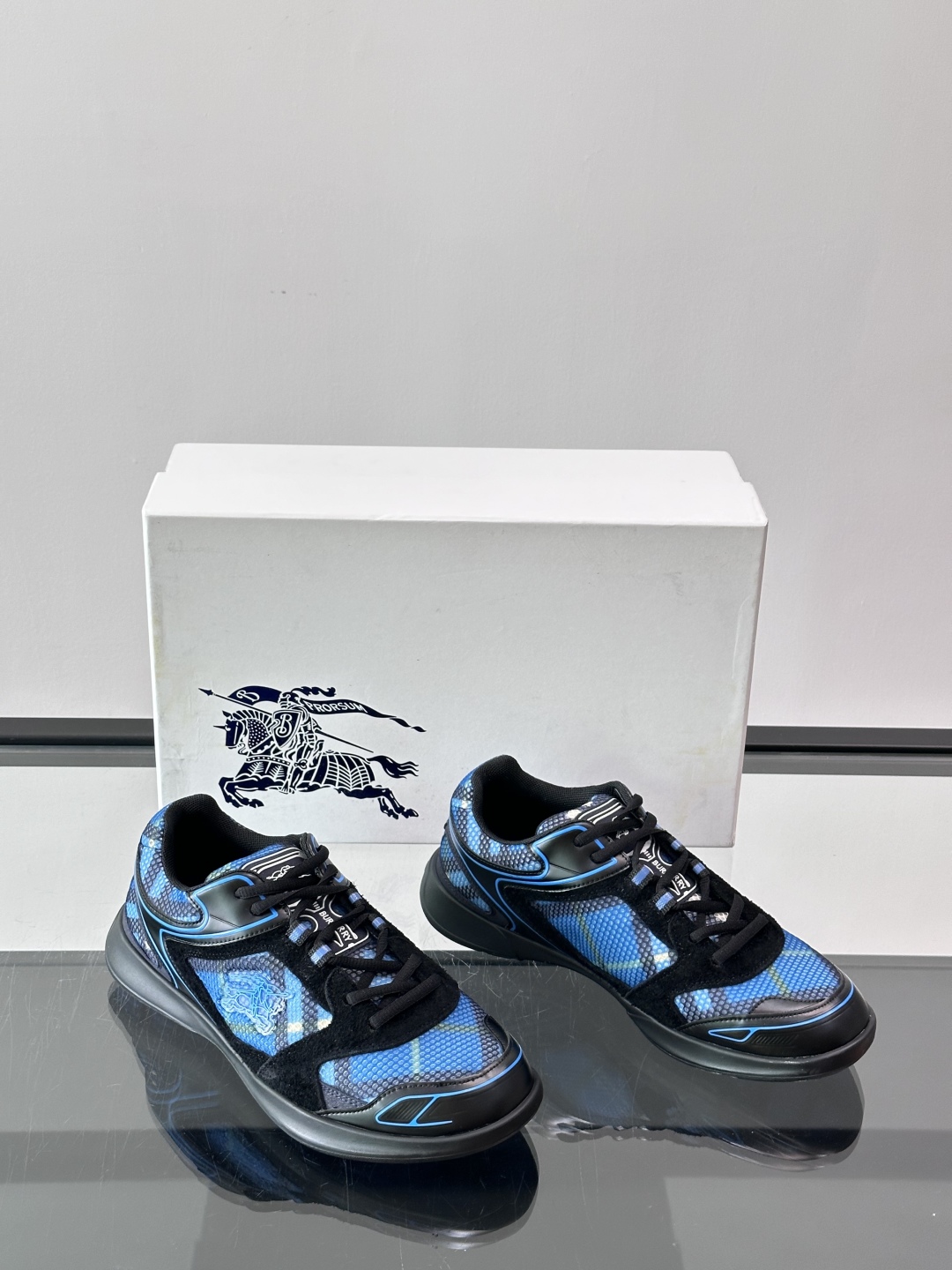 Burberry Matrix鞋款👟经典格纹混搭拼接设计，复古又时髦。上脚直接增高显腿细， 穿着非常适合