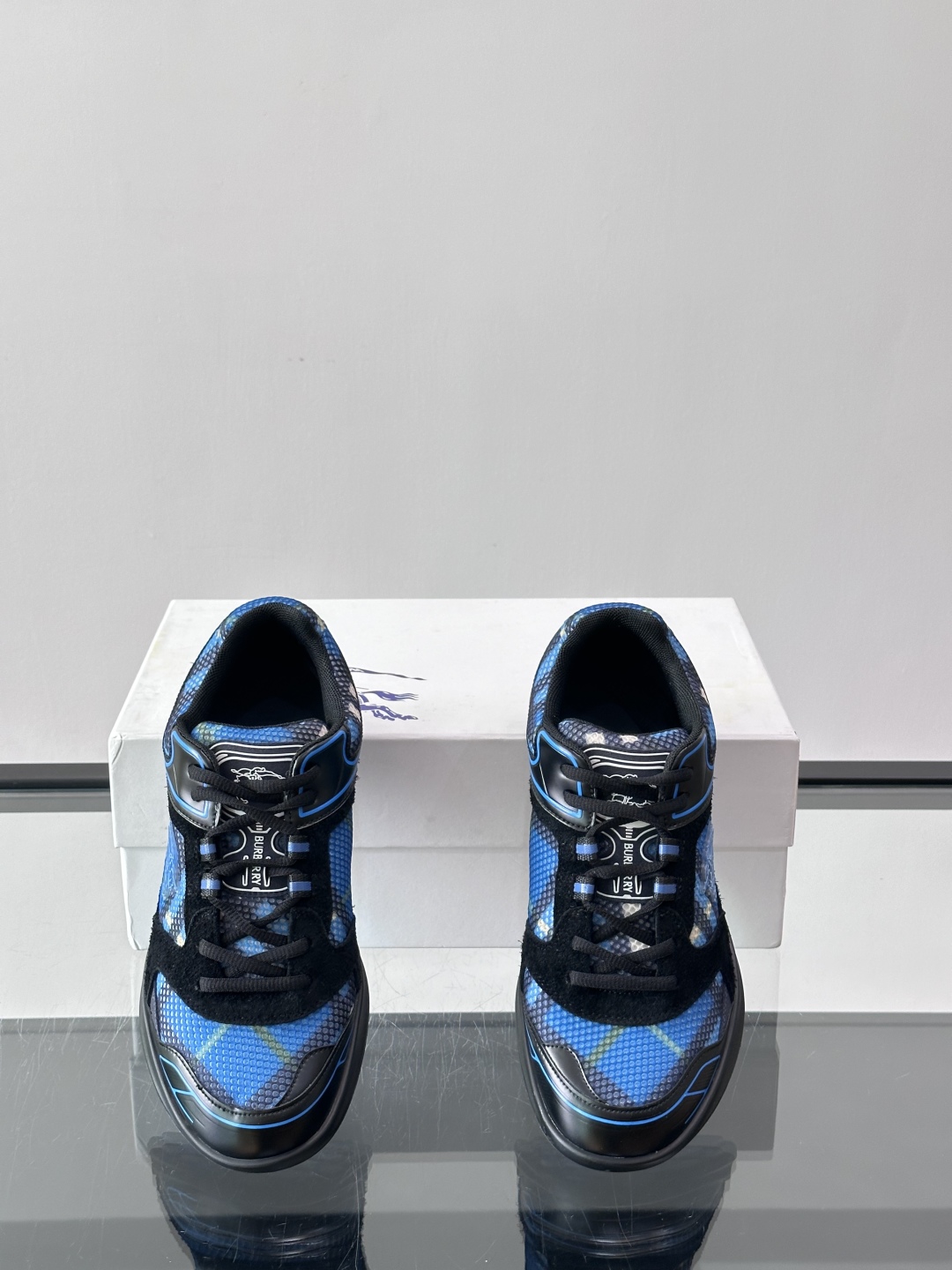 Burberry Matrix鞋款👟经典格纹混搭拼接设计，复古又时髦。上脚直接增高显腿细， 穿着非常适合