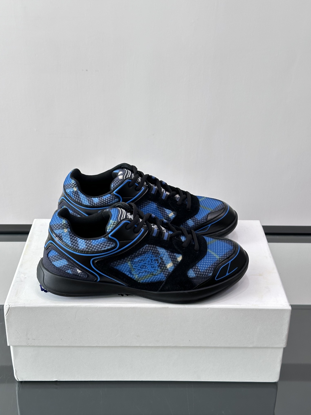 Burberry Matrix鞋款👟经典格纹混搭拼接设计，复古又时髦。上脚直接增高显腿细， 穿着非常适合