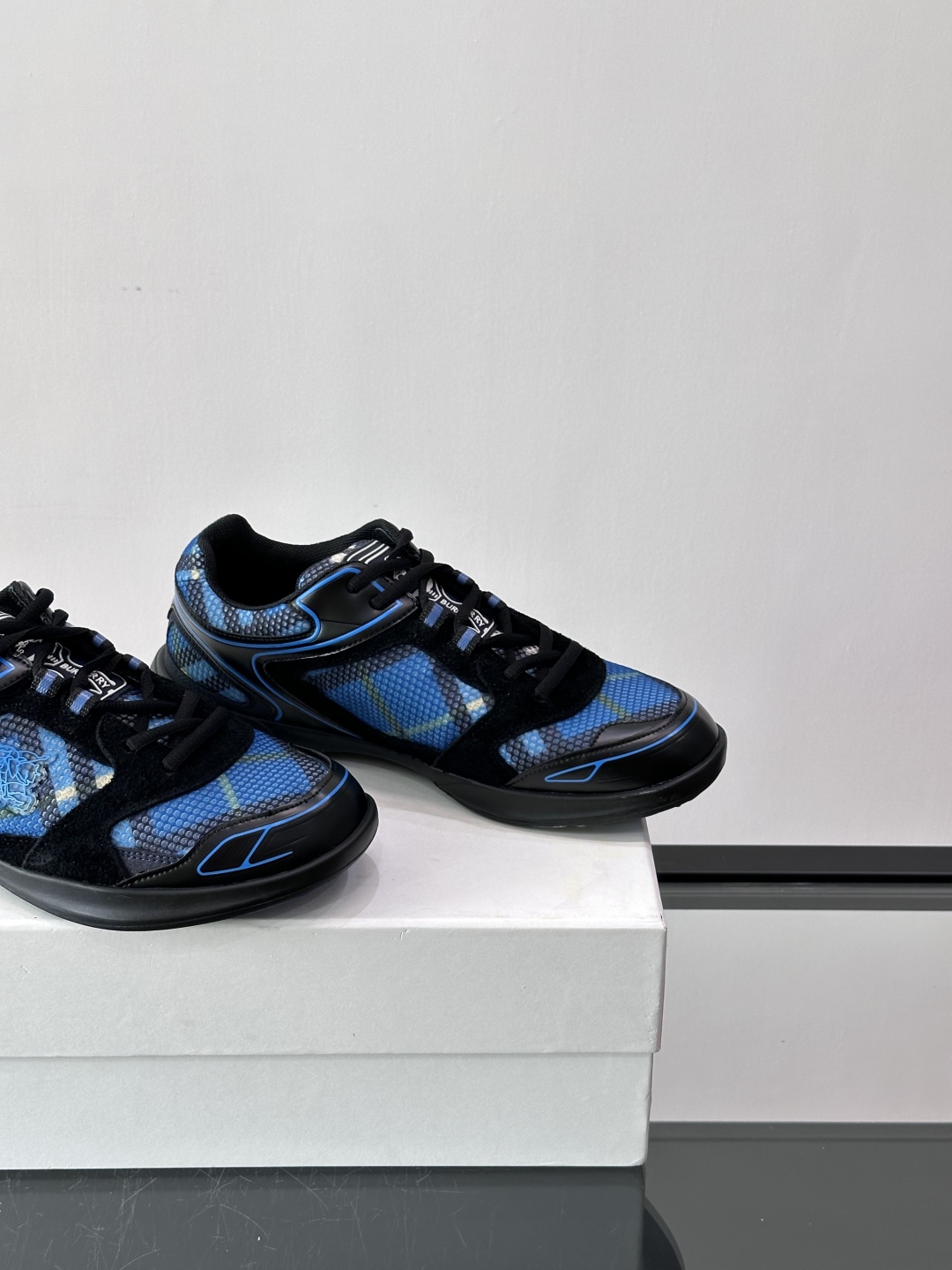 Burberry Matrix鞋款👟经典格纹混搭拼接设计，复古又时髦。上脚直接增高显腿细， 穿着非常适合