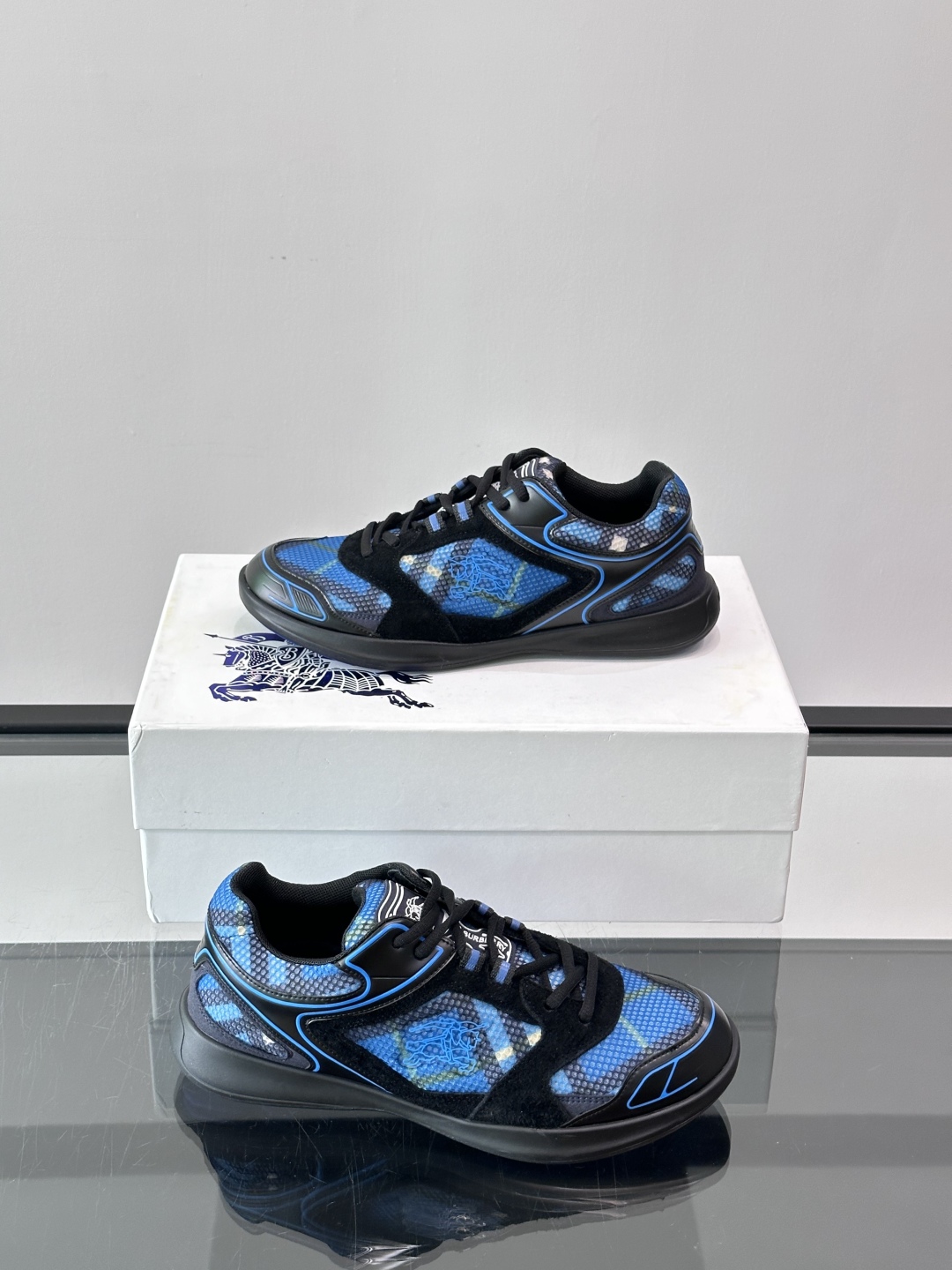 Burberry Matrix鞋款👟经典格纹混搭拼接设计，复古又时髦。上脚直接增高显腿细， 穿着非常适合