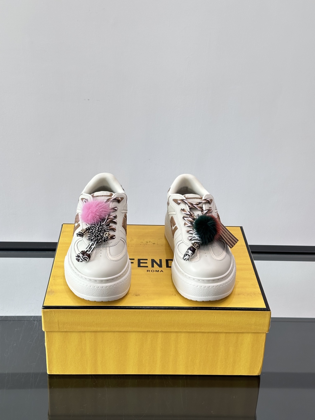 FENDI Match女款休闲鞋👟百变视角每只鞋都配有一个可爱的水貂毛挂配饰重点是~挂件都是可以拆卸的哦