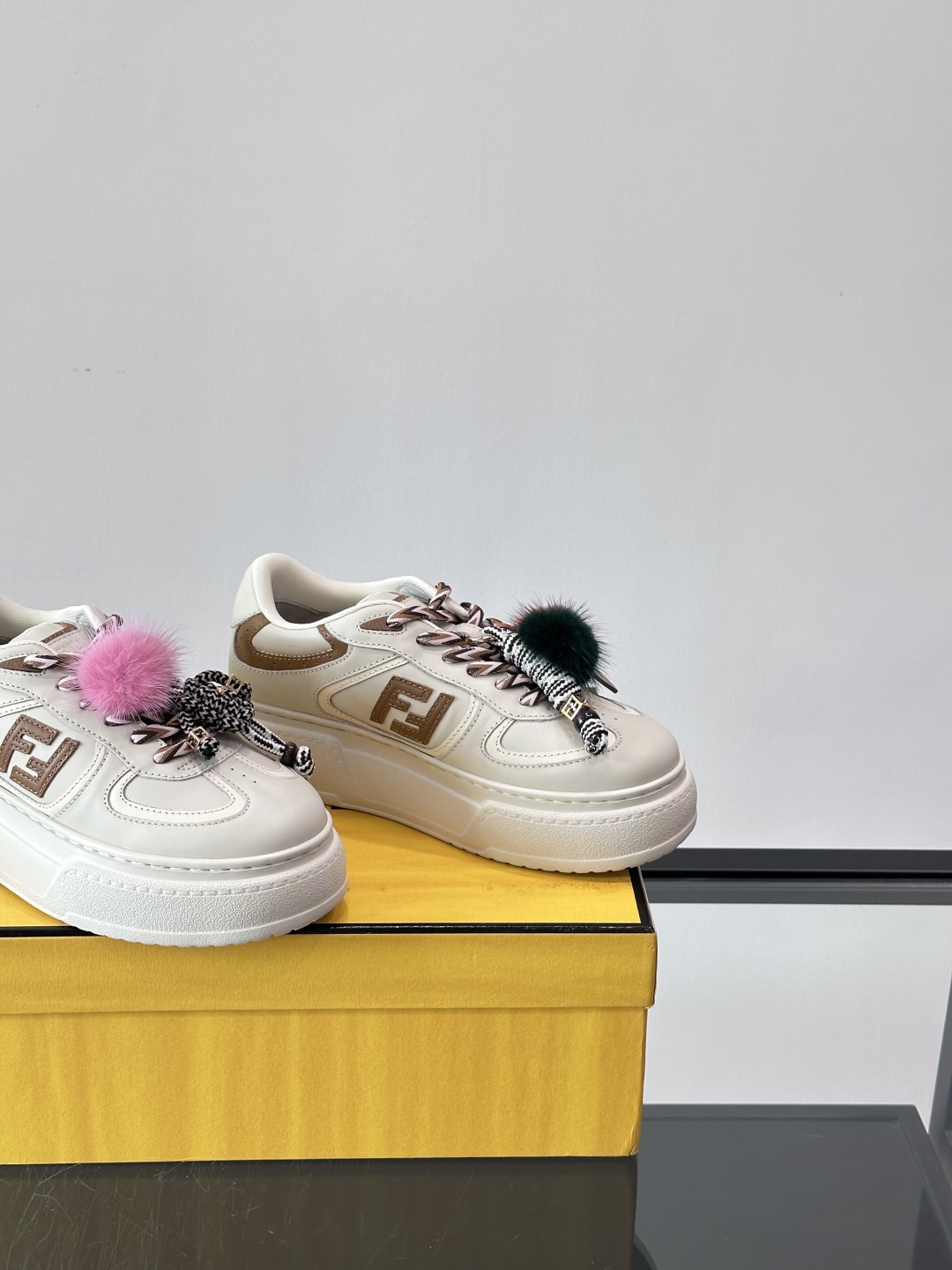 FENDI Match女款休闲鞋👟百变视角每只鞋都配有一个可爱的水貂毛挂配饰重点是~挂件都是可以拆卸的哦