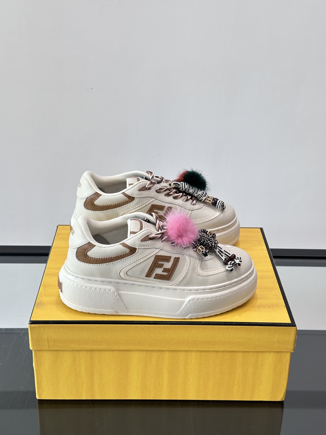 FENDI Match女款休闲鞋👟百变视角每只鞋都配有一个可爱的水貂毛挂配饰重点是~挂件都是可以拆卸的哦