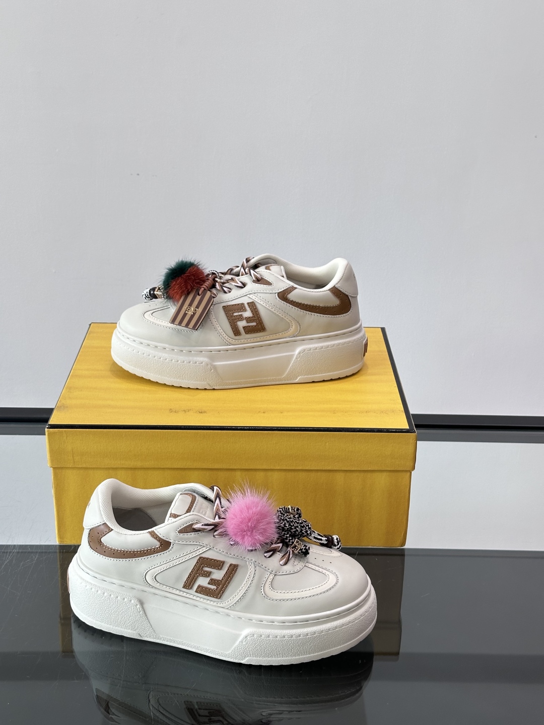 FENDI Match女款休闲鞋👟百变视角每只鞋都配有一个可爱的水貂毛挂配饰重点是~挂件都是可以拆卸的哦
