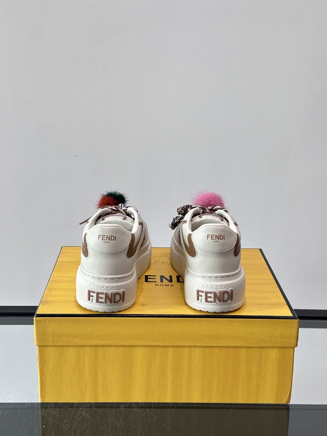 FENDI Match女款休闲鞋👟百变视角每只鞋都配有一个可爱的水貂毛挂配饰重点是~挂件都是可以拆卸的哦