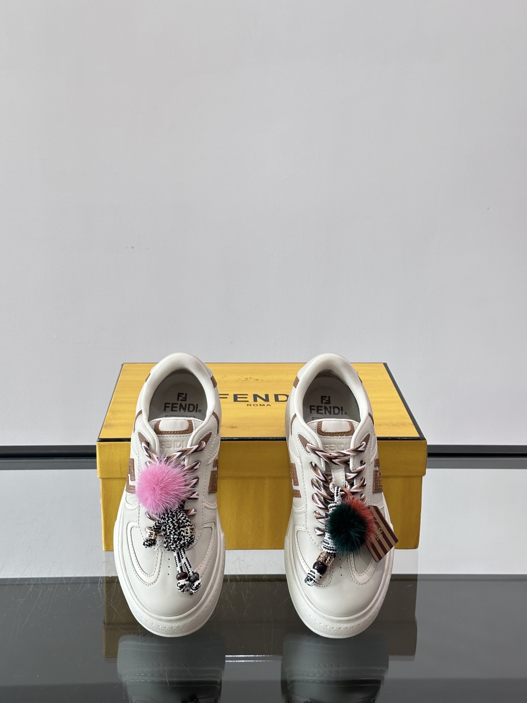 FENDI Match女款休闲鞋👟百变视角每只鞋都配有一个可爱的水貂毛挂配饰重点是~挂件都是可以拆卸的哦