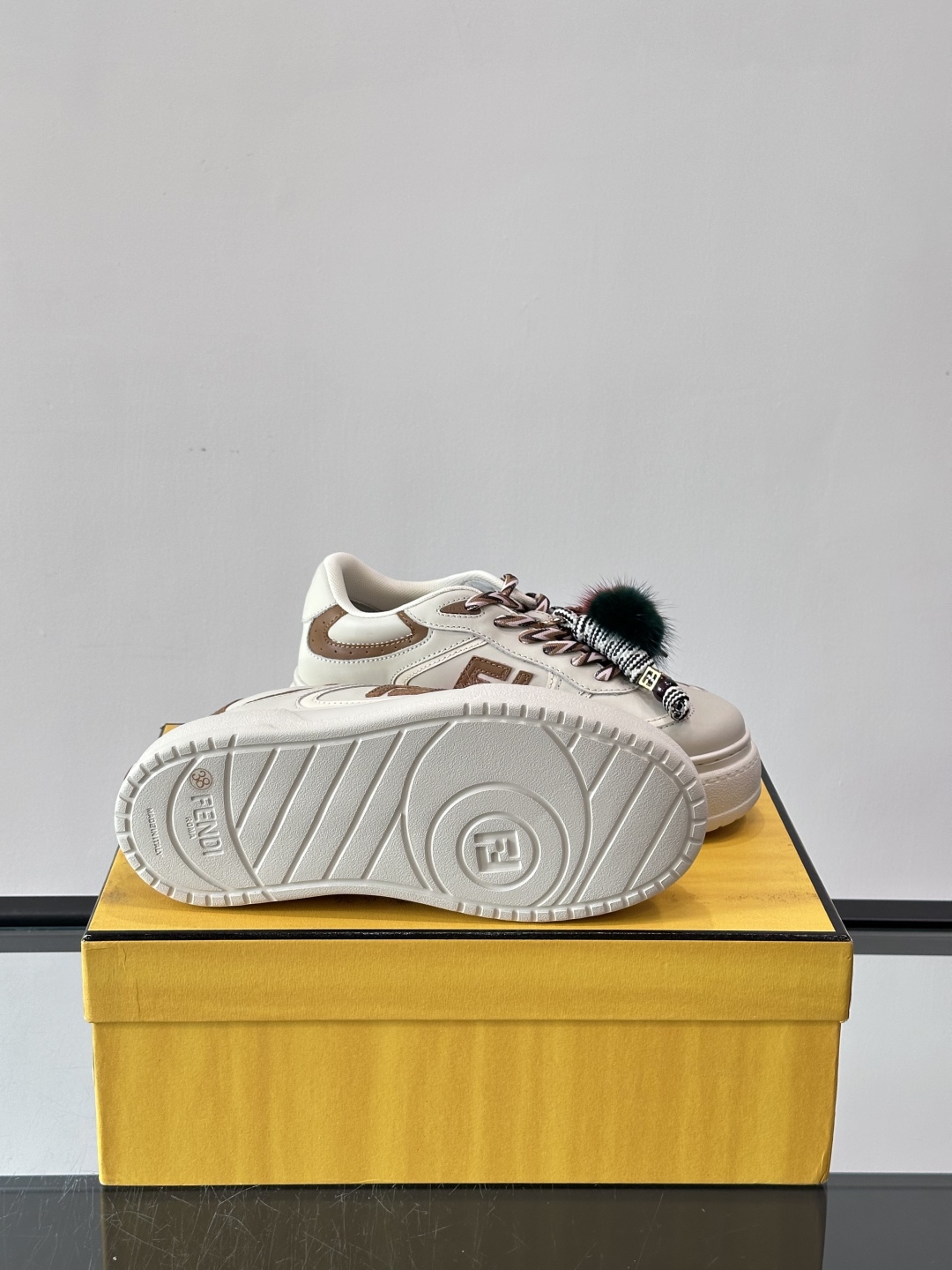 FENDI Match女款休闲鞋👟百变视角每只鞋都配有一个可爱的水貂毛挂配饰重点是~挂件都是可以拆卸的哦