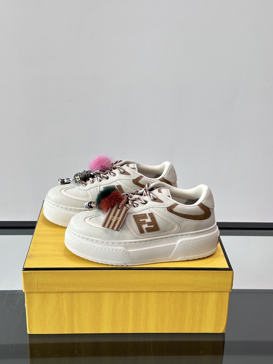 FENDI Match女款休闲鞋👟百变视角每只鞋都配有一个可爱的水貂毛挂配饰重点是~挂件都是可以拆卸的哦