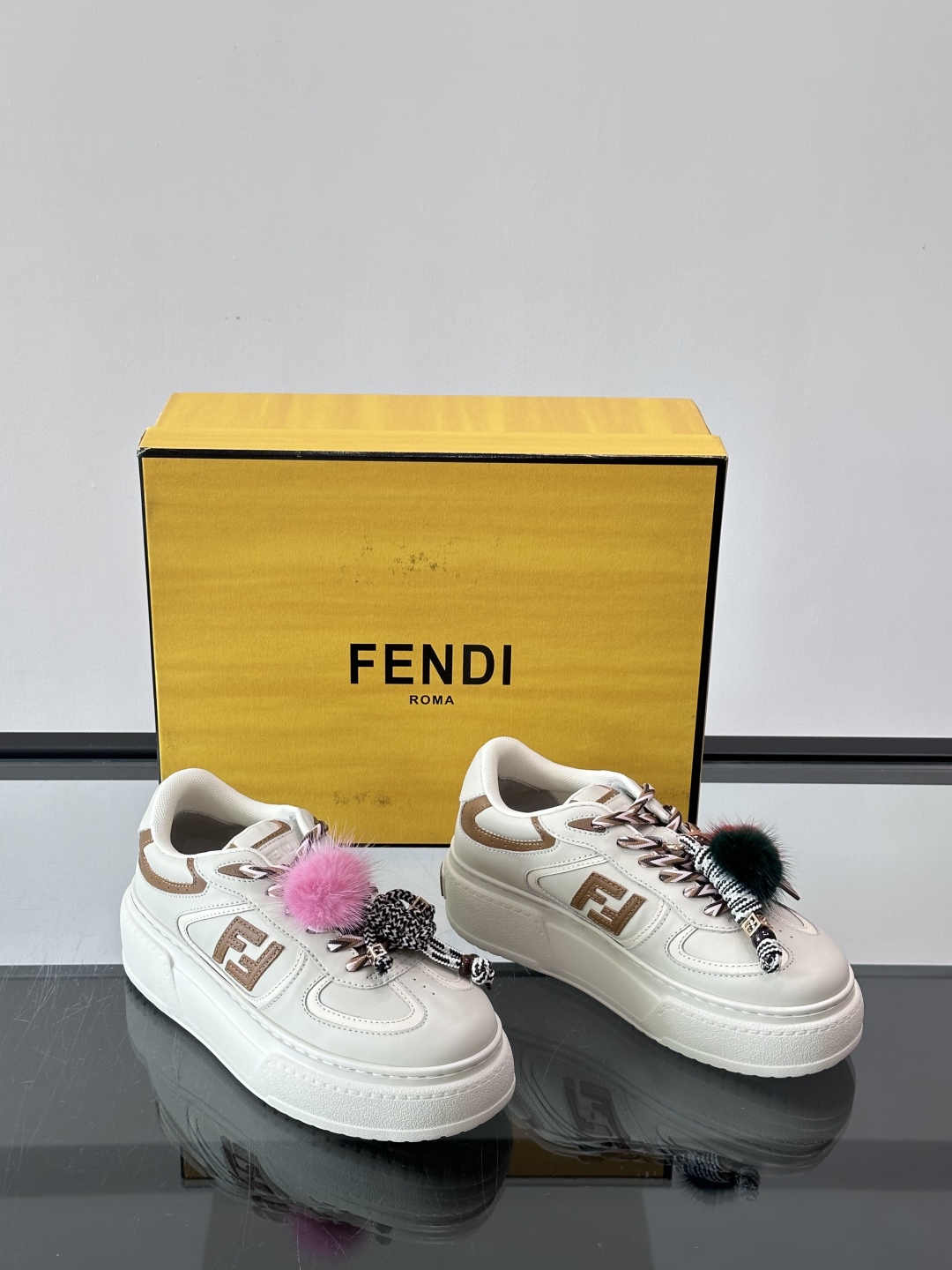FENDI Match女款休闲鞋👟百变视角每只鞋都配有一个可爱的水貂毛挂配饰重点是~挂件都是可以拆卸的哦