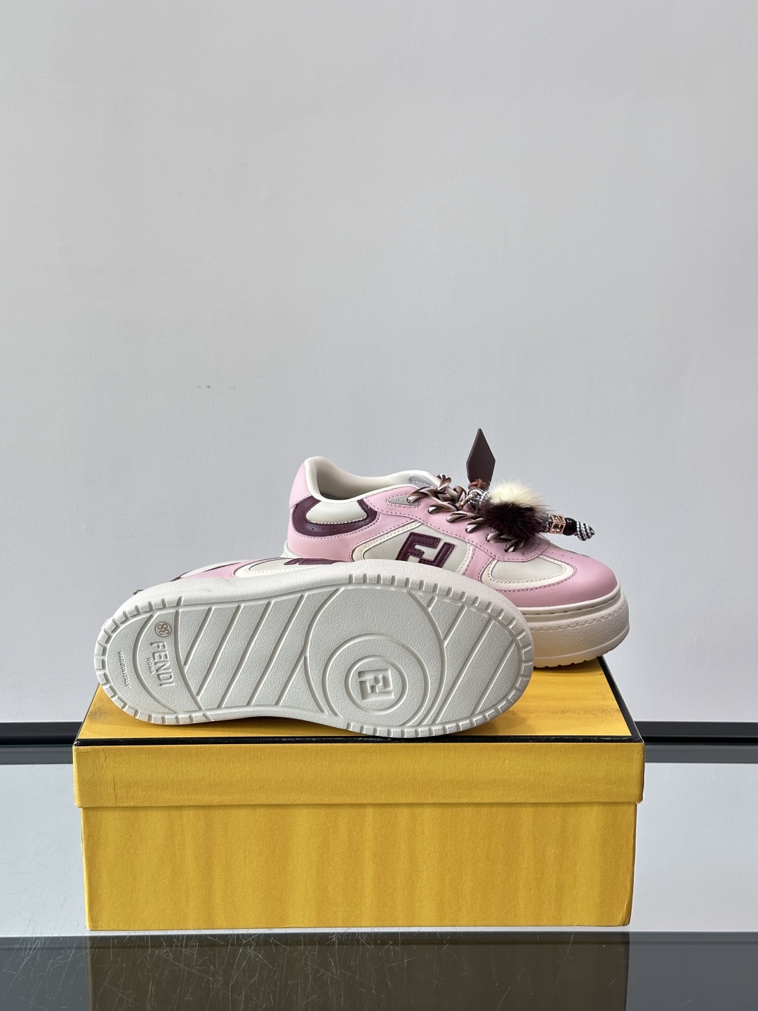 FENDI Match女款休闲鞋👟百变视角每只鞋都配有一个可爱的水貂毛挂配饰重点是~挂件都是可以拆卸的哦