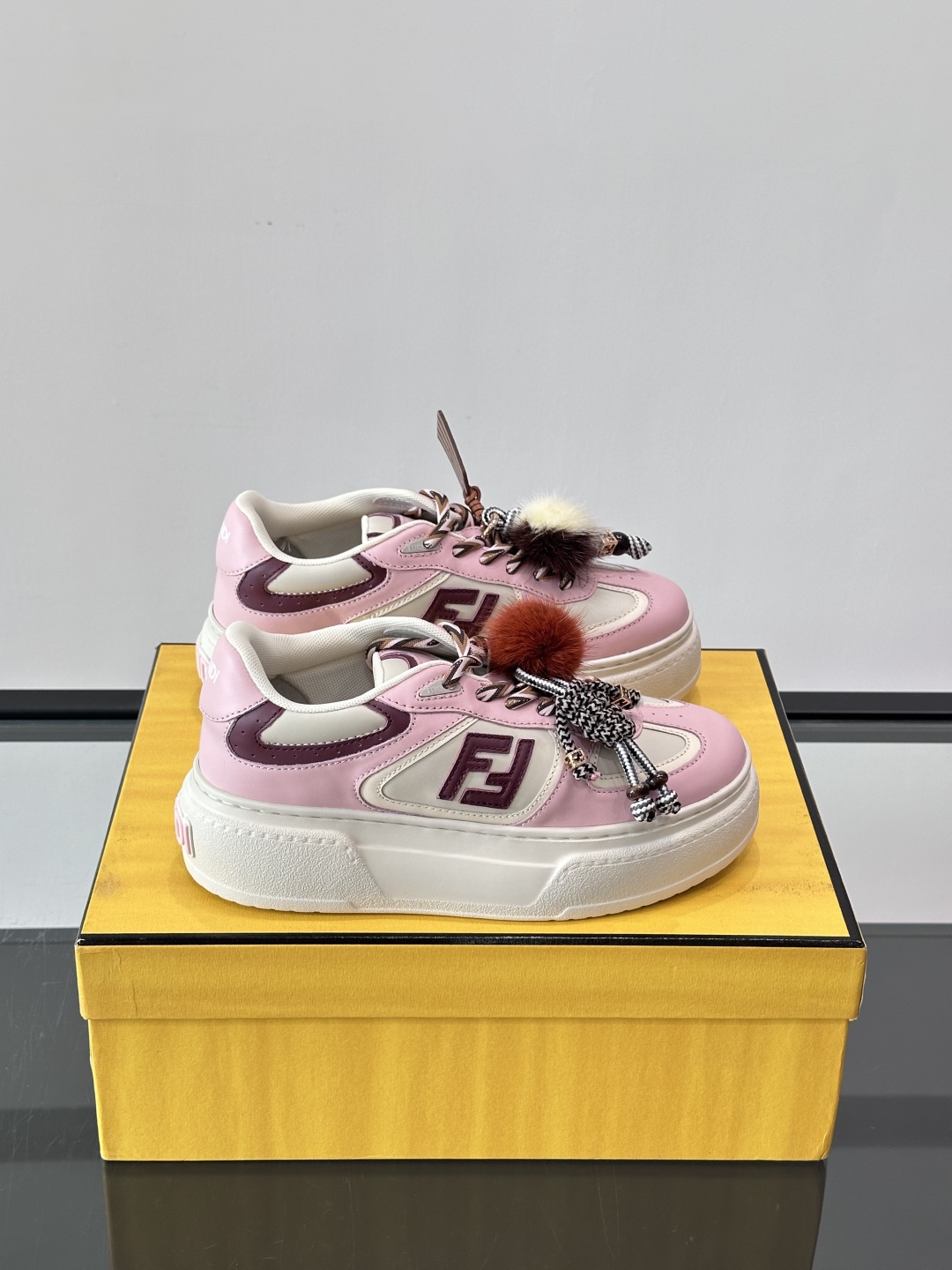 FENDI Match女款休闲鞋👟百变视角每只鞋都配有一个可爱的水貂毛挂配饰重点是~挂件都是可以拆卸的哦
