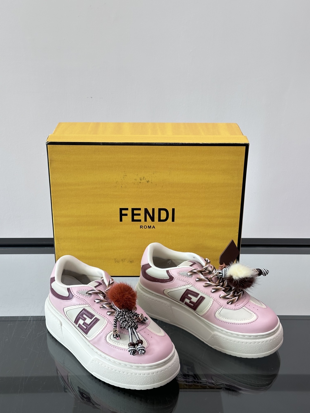 FENDI Match女款休闲鞋👟百变视角每只鞋都配有一个可爱的水貂毛挂配饰重点是~挂件都是可以拆卸的哦