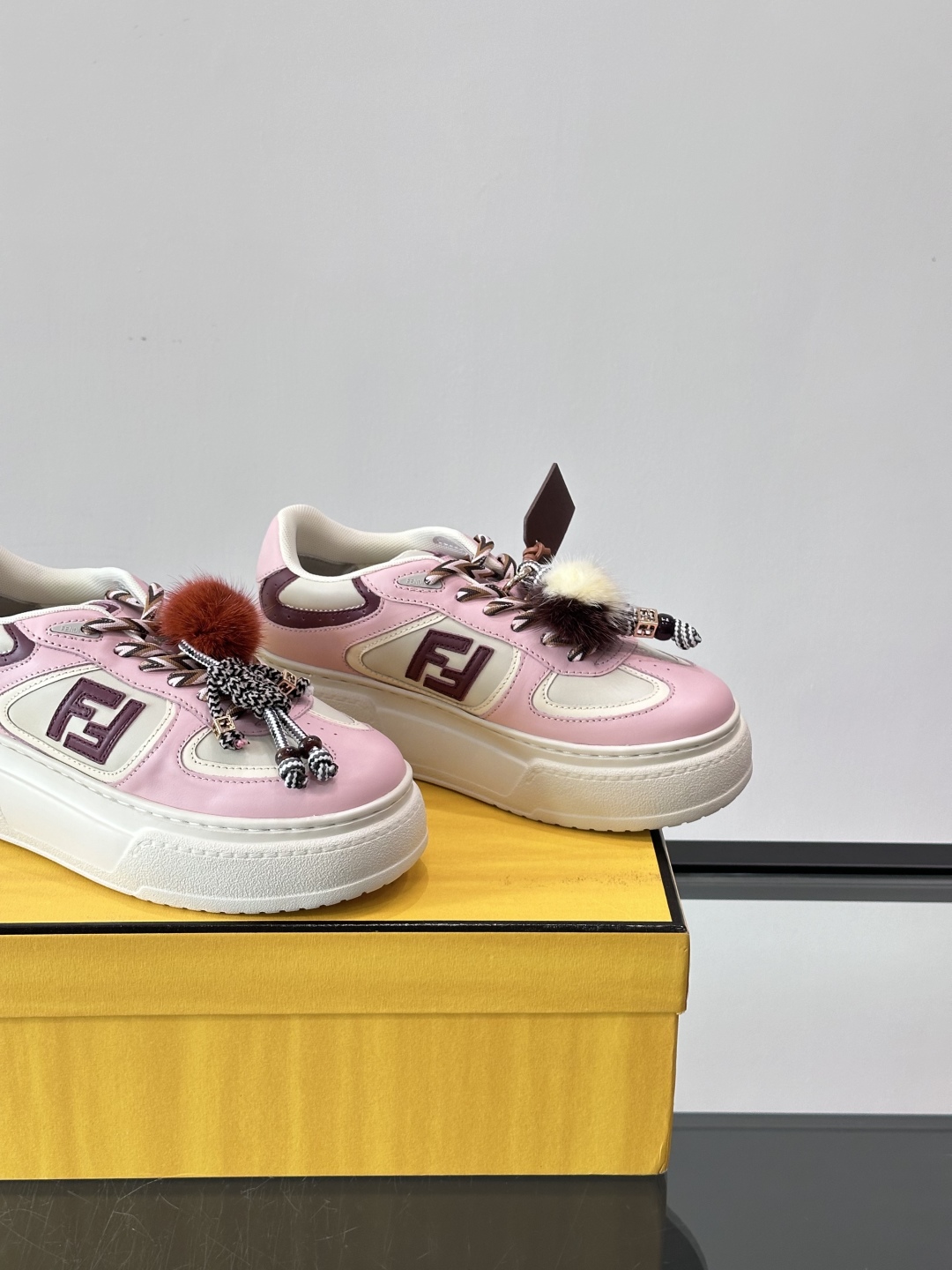 FENDI Match女款休闲鞋👟百变视角每只鞋都配有一个可爱的水貂毛挂配饰重点是~挂件都是可以拆卸的哦