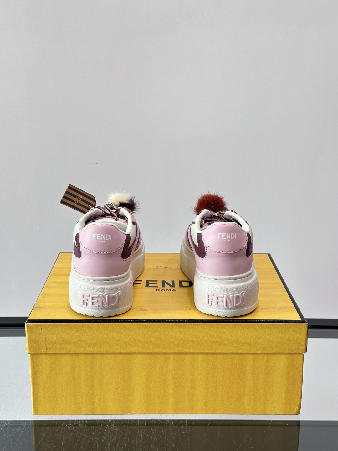 FENDI Match女款休闲鞋👟百变视角每只鞋都配有一个可爱的水貂毛挂配饰重点是~挂件都是可以拆卸的哦