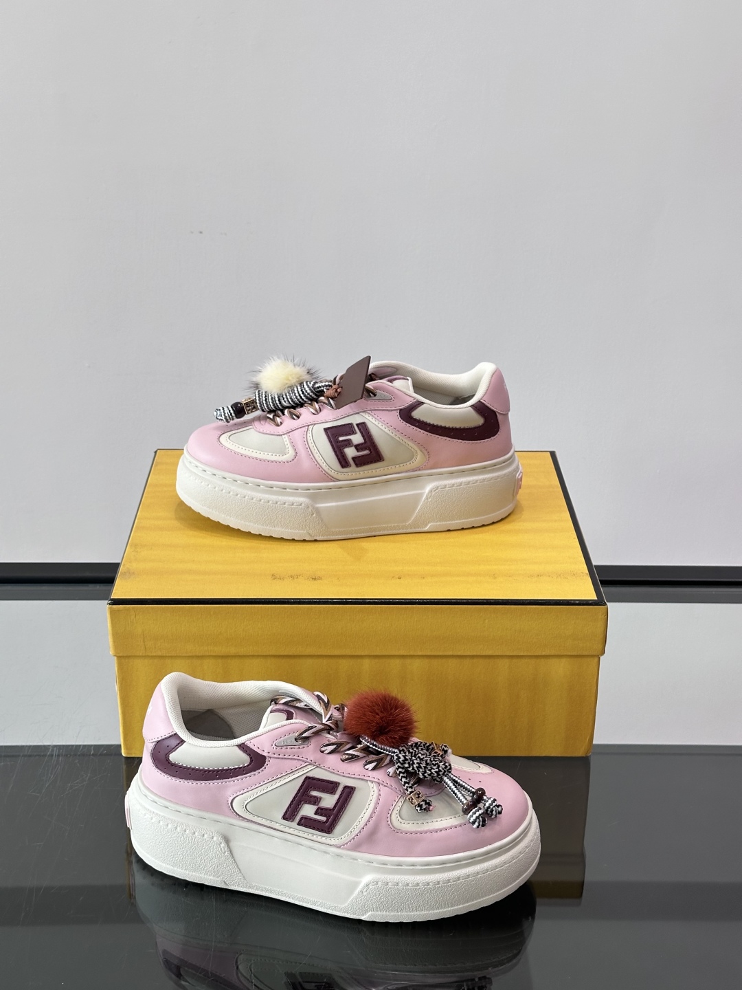 FENDI Match女款休闲鞋👟百变视角每只鞋都配有一个可爱的水貂毛挂配饰重点是~挂件都是可以拆卸的哦