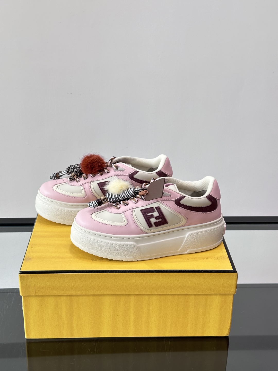 FENDI Match女款休闲鞋👟百变视角每只鞋都配有一个可爱的水貂毛挂配饰重点是~挂件都是可以拆卸的哦
