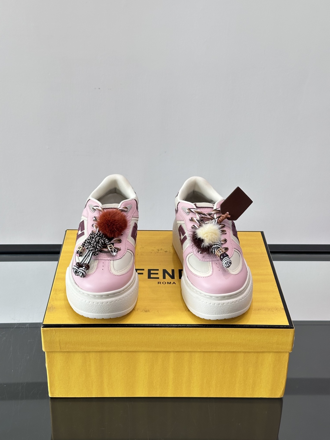 FENDI Match女款休闲鞋👟百变视角每只鞋都配有一个可爱的水貂毛挂配饰重点是~挂件都是可以拆卸的哦