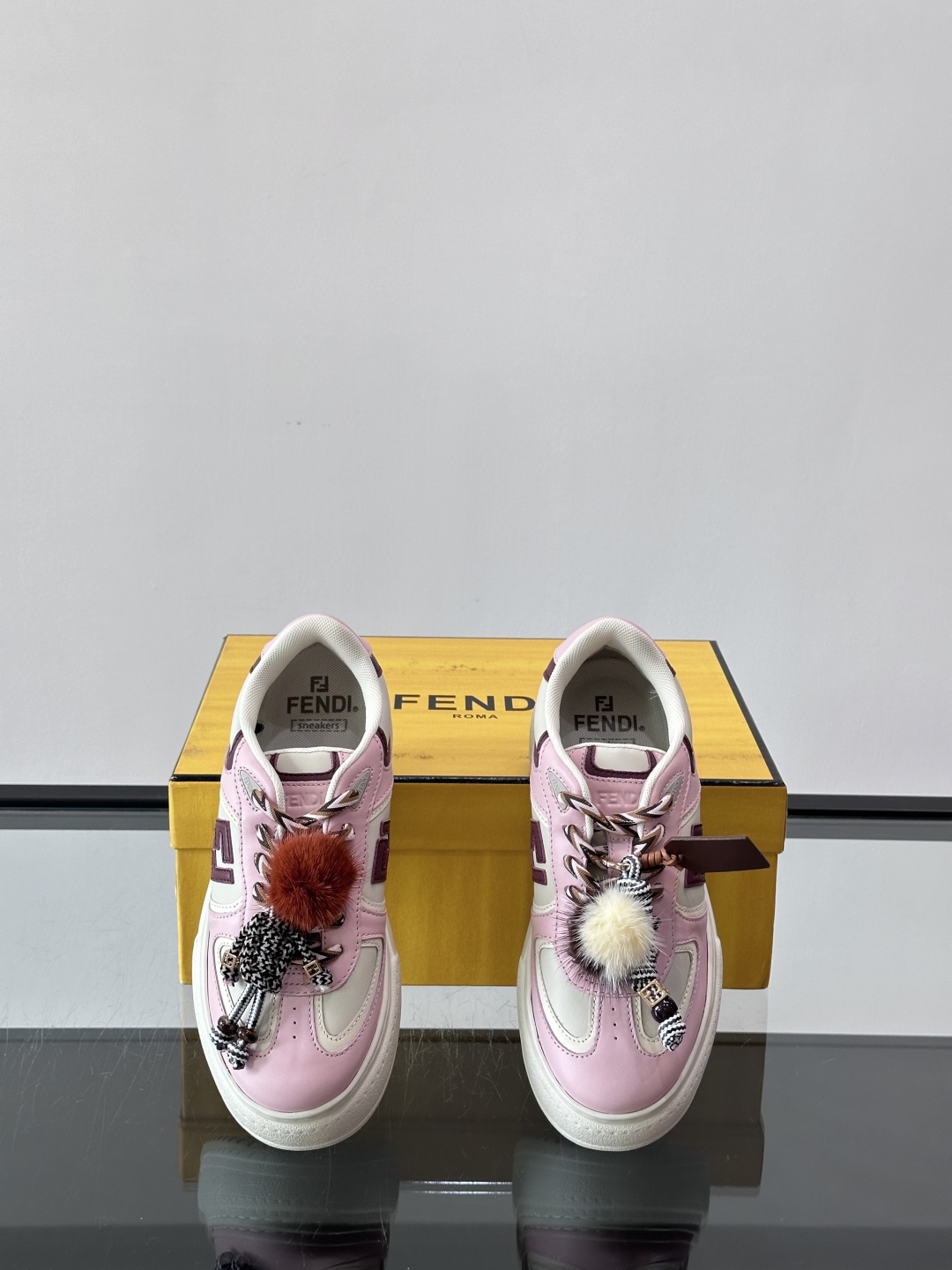 FENDI Match女款休闲鞋👟百变视角每只鞋都配有一个可爱的水貂毛挂配饰重点是~挂件都是可以拆卸的哦