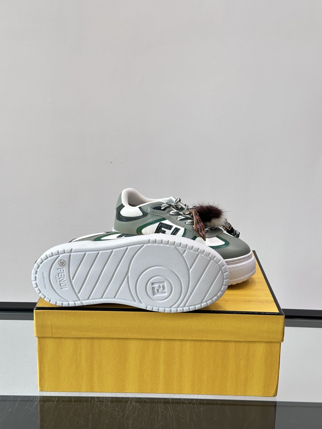 FENDI Match女款休闲鞋👟百变视角每只鞋都配有一个可爱的水貂毛挂配饰重点是~挂件都是可以拆卸的哦