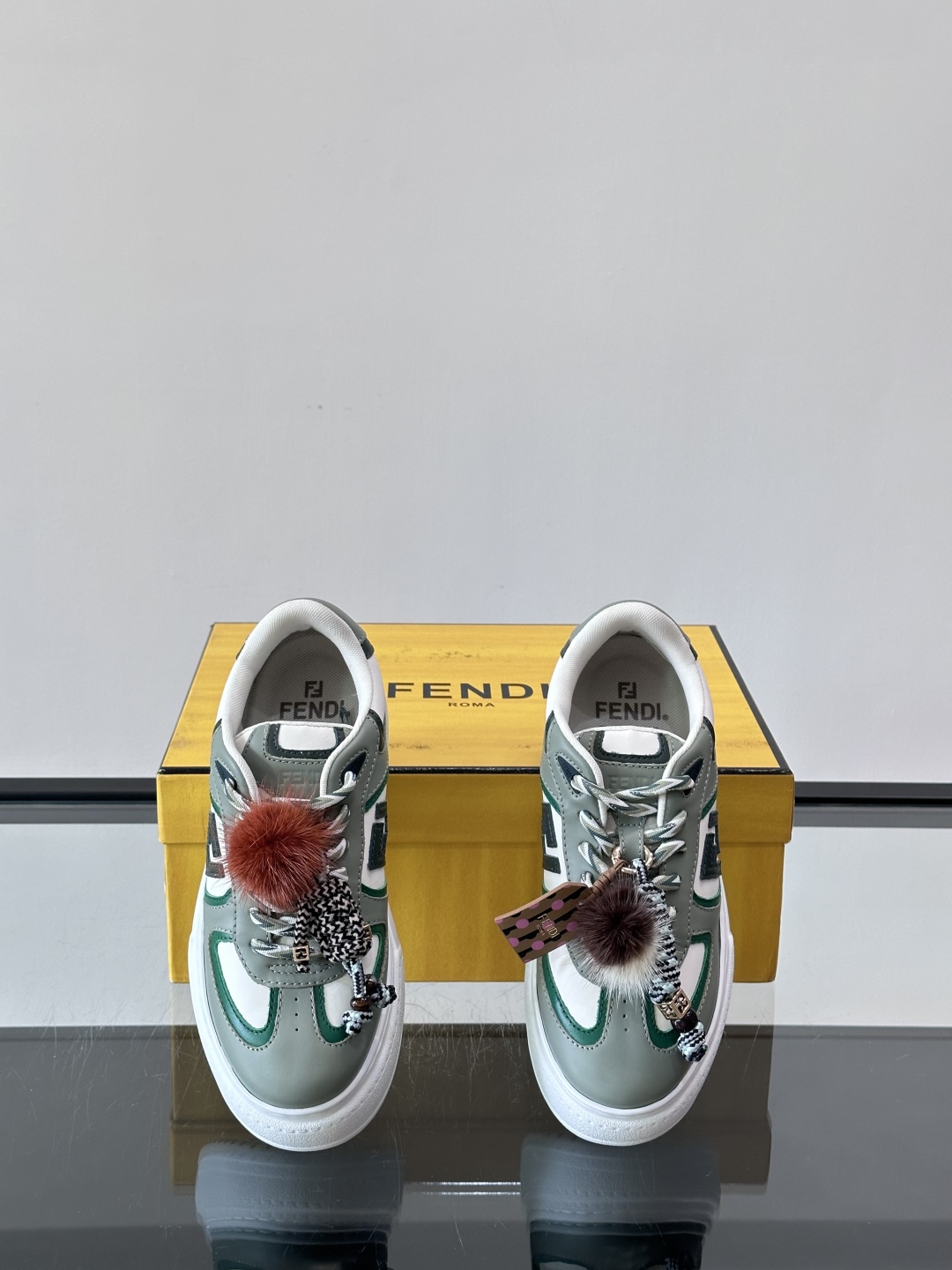 FENDI Match女款休闲鞋👟百变视角每只鞋都配有一个可爱的水貂毛挂配饰重点是~挂件都是可以拆卸的哦