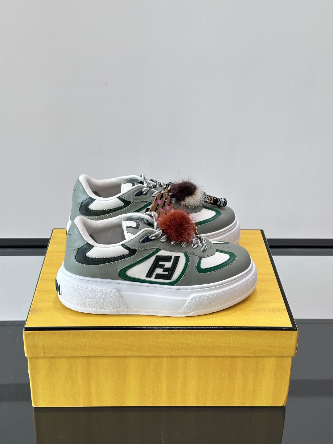 FENDI Match女款休闲鞋👟百变视角每只鞋都配有一个可爱的水貂毛挂配饰重点是~挂件都是可以拆卸的哦
